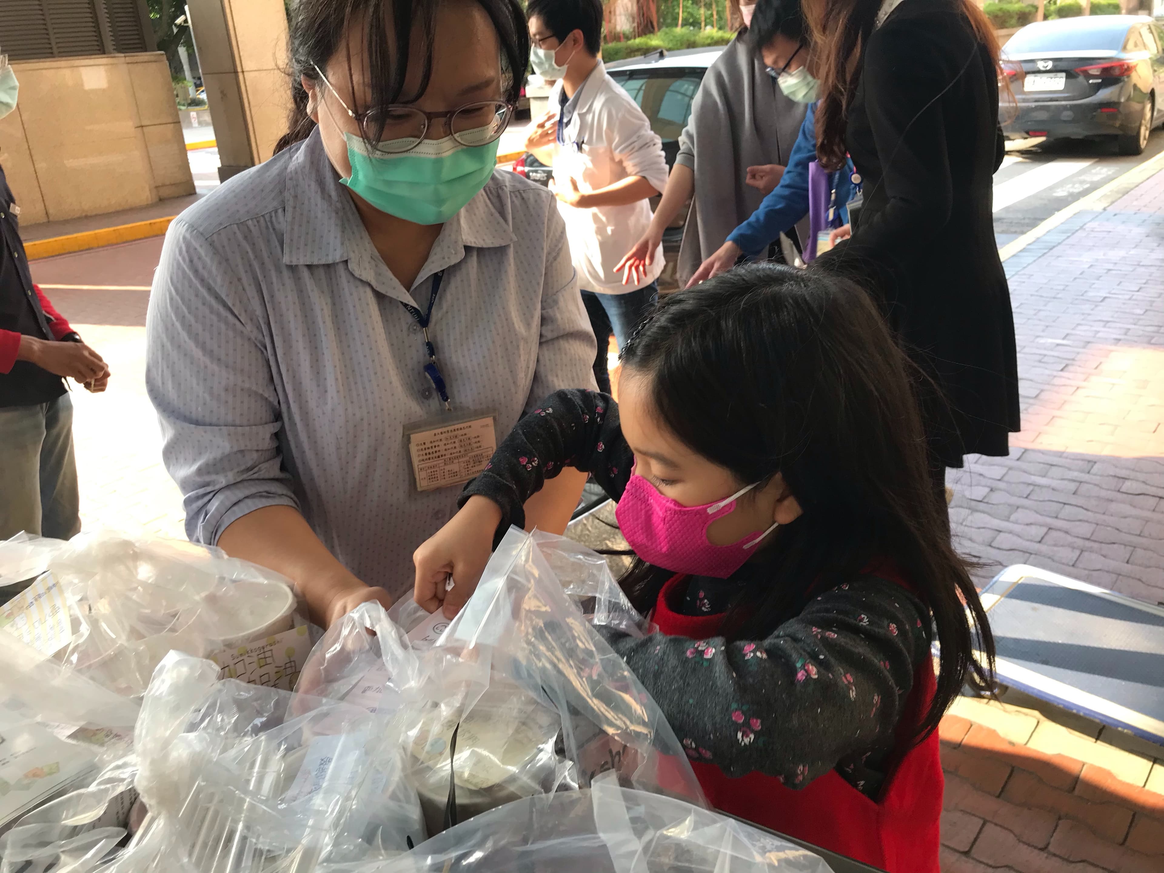 霓霓親自送出第一批珍奶,讓台大護理人員大受感動。(讀者提供)