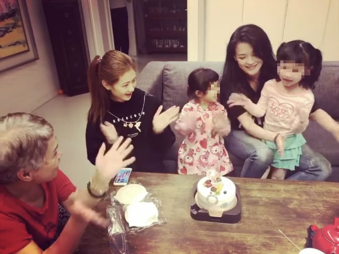 舒淇再補上一段家人替她唱生日快樂歌的影片。（翻攝自舒淇ig）