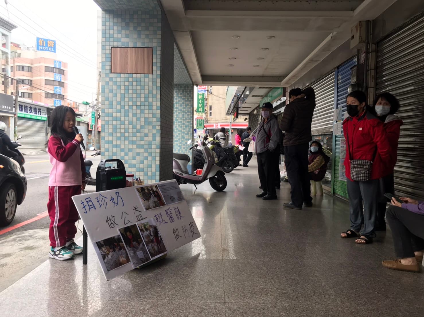 霓霓募款選在藥局募款,許多人排隊買口罩時都紛紛掏錢贊助。(讀者提供)
