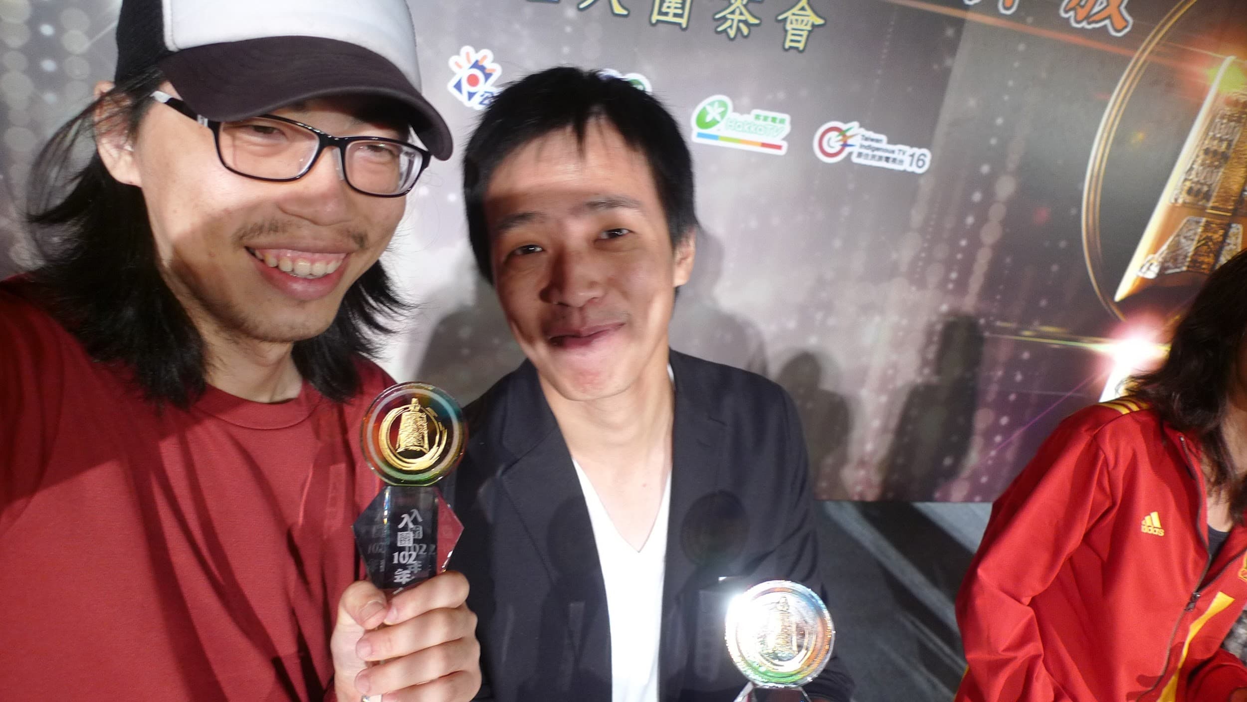 張英珉(左)曾以《喀噠大作戰》入圍電視金鐘獎電視電影編劇獎。(張英珉提供)