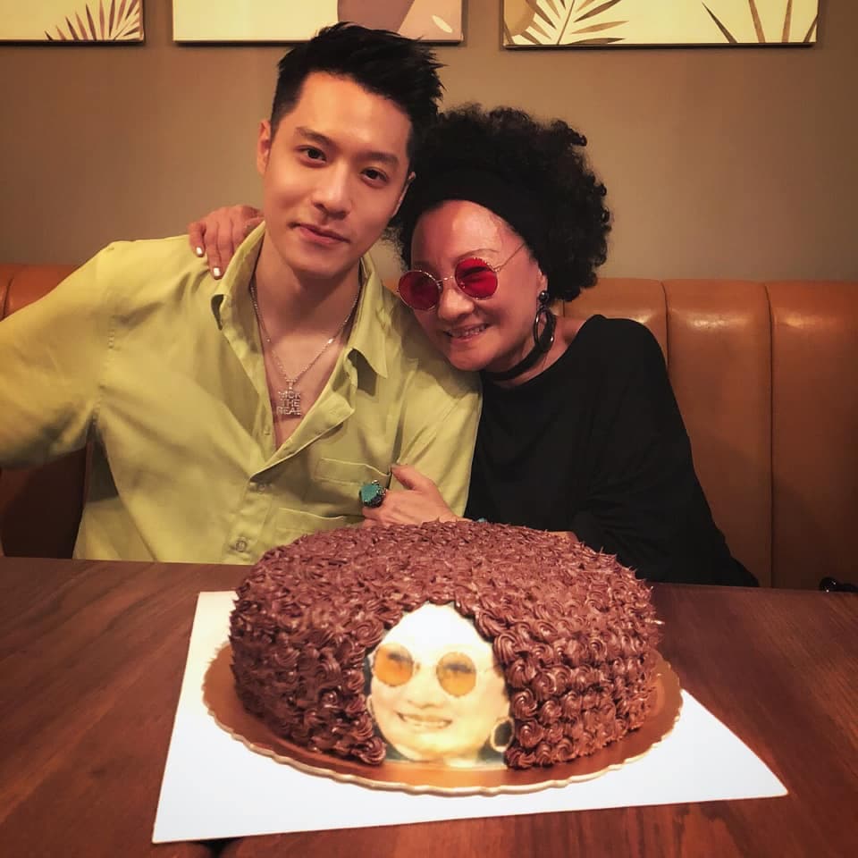 出道多年的周湯豪,媽媽比莉一直充當幕後經紀人和造型師角色。(翻攝自周湯豪臉書)