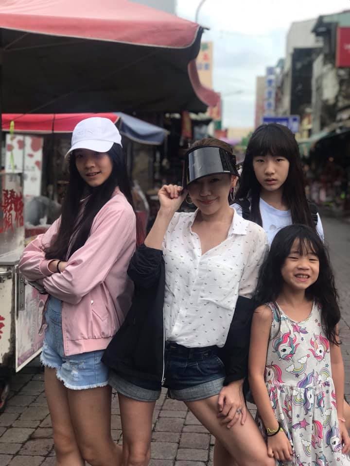 小S（左二）經常曬出與3個女兒的合照，讓她們從小就累積不少知名度。（翻攝自小S臉書）