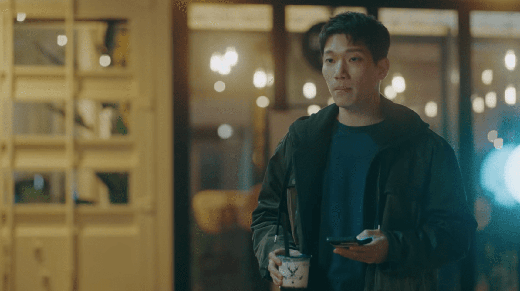 金京南手上的這杯黑糖珍奶,讓台灣觀眾看了眼睛一亮。(截圖自Netflix)