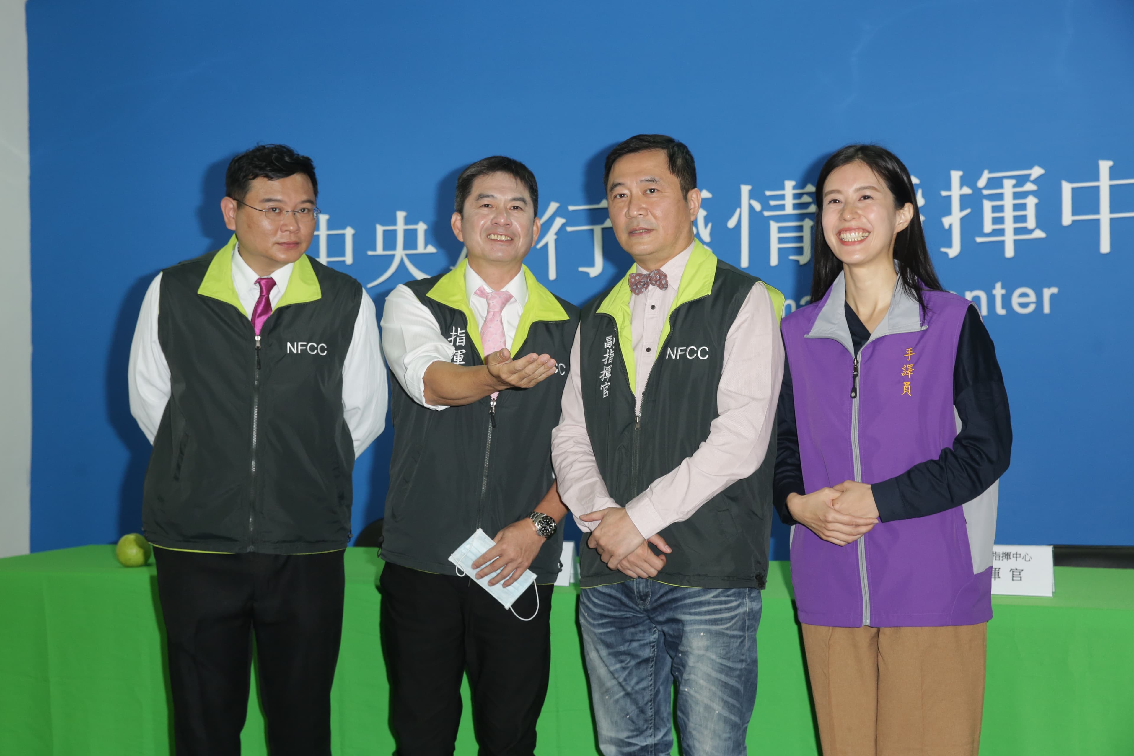 洪都拉斯(左二)、湯志偉(右二)出席全民大劇團製作的「中央流行藝情指揮中心」網路節目記者會。