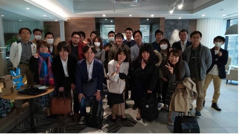 《半澤直樹2》臨演大合照中,多數人員幾乎未戴口罩。(翻攝自日本雅虎)