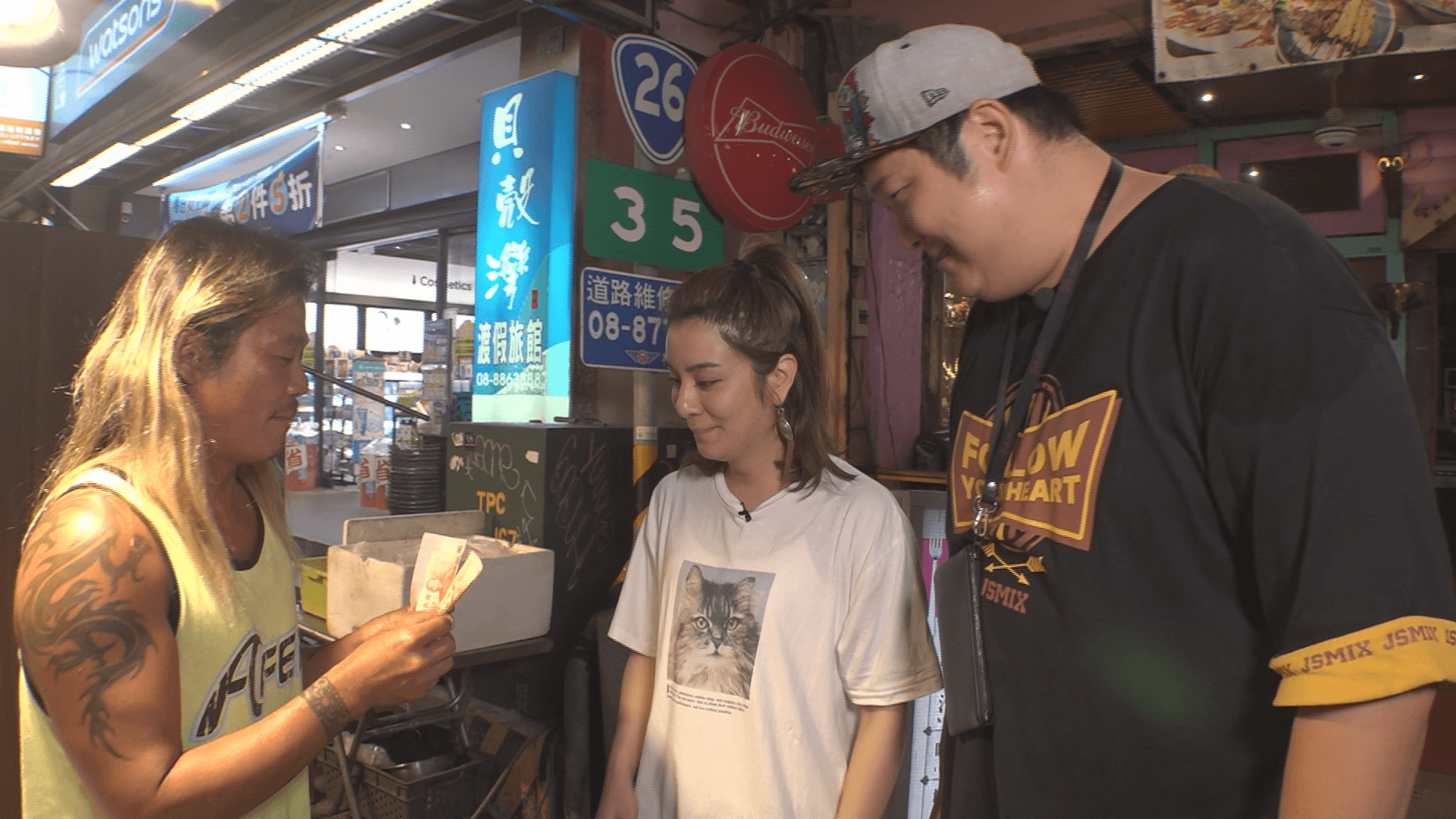 莎莎和哈孝遠靠著打工賺旅費。(TVBS提供)