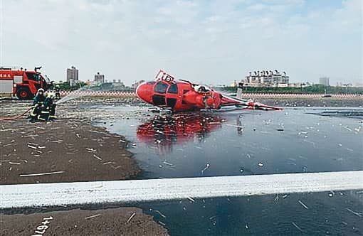 空勤總隊編號NA-103海豚直升機,4月7日摔落、翻覆在高雄小港機場。(翻攝畫面)