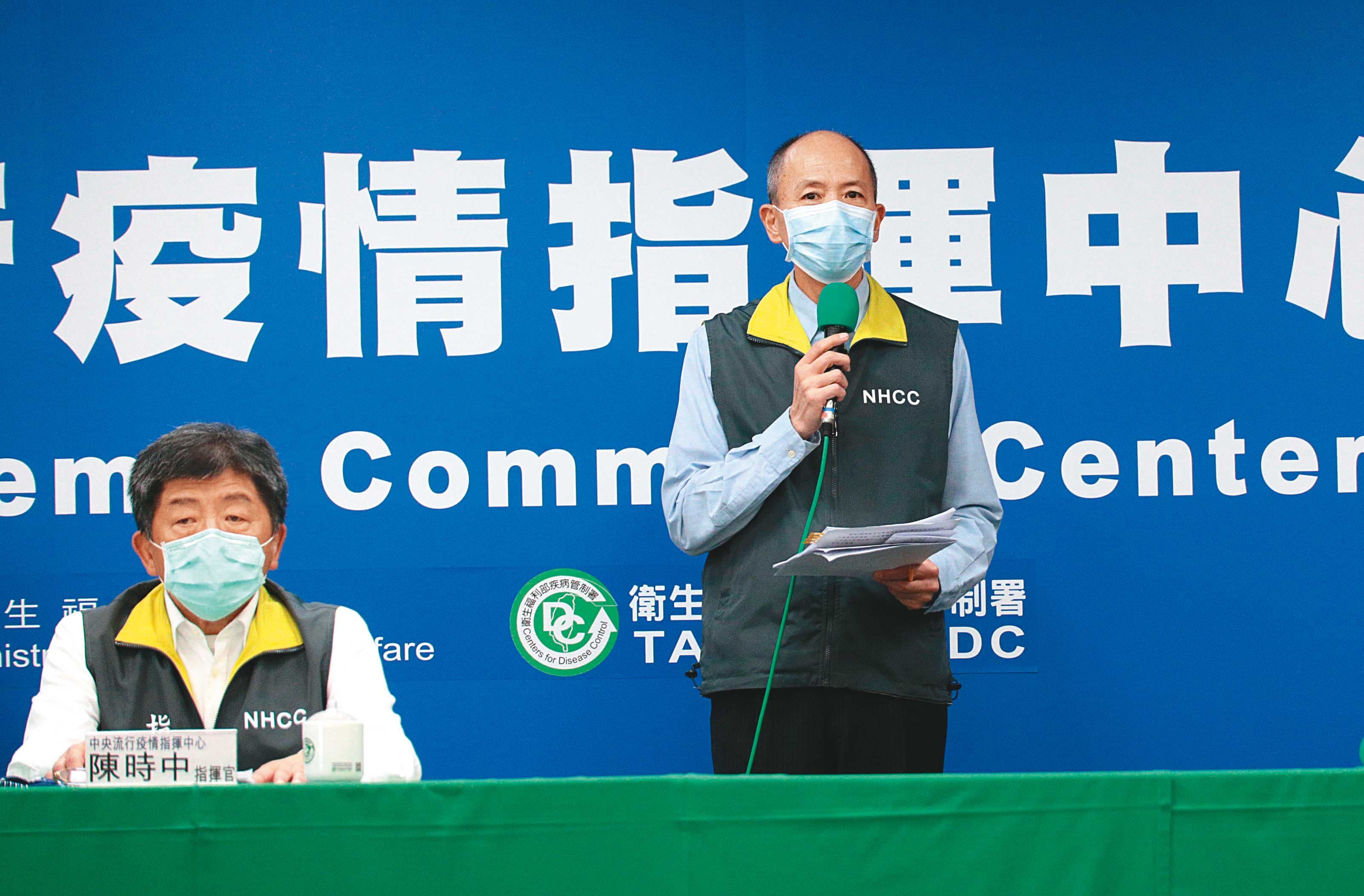 海軍副司令梅家樹(右)19日記者會鞠躬道歉並坦承,帛琉相關活動並未戴口罩。(中央流行疫情指揮中心提供)