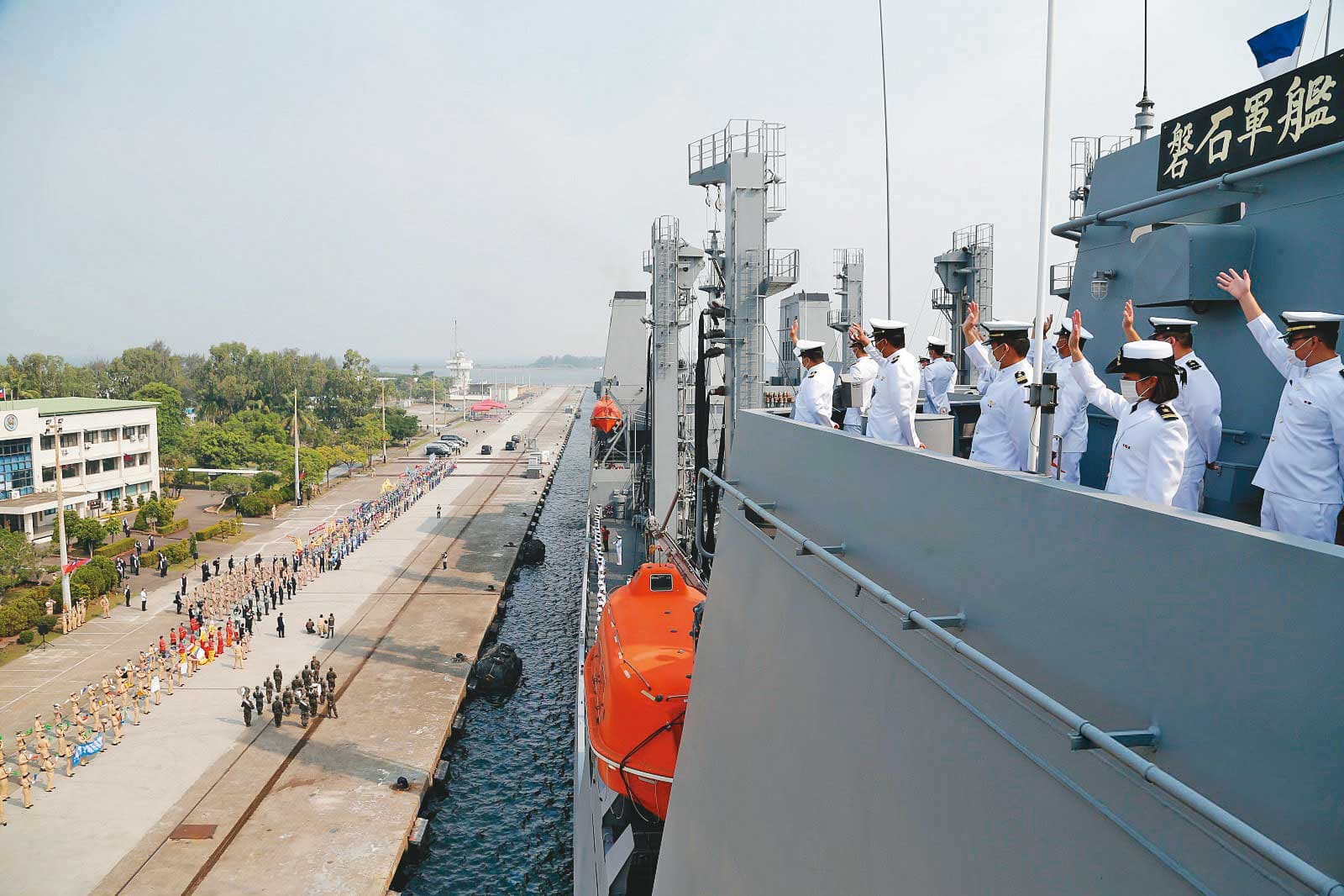 敦睦艦隊9日完成任務返回左營港卻爆出疫情,本刊調查,國軍至少有3大防疫疏失釀成這次風暴。(軍聞社)