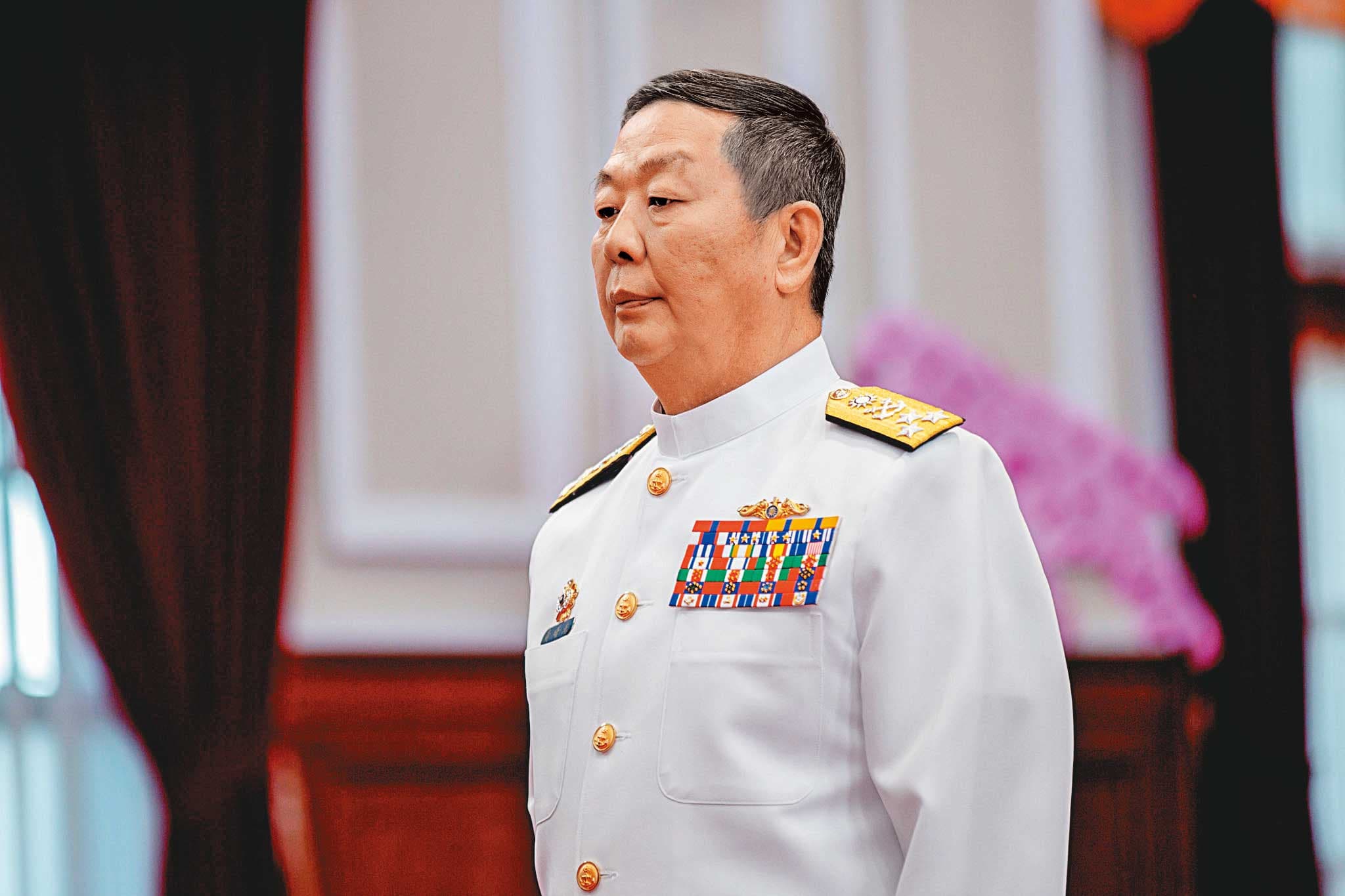 參謀總長黃曙光15日在結訓典禮甫稱讚敦睦艦隊任務期間謹守防疫措施,未料3天後就爆出軍艦染疫。(總統府提供)