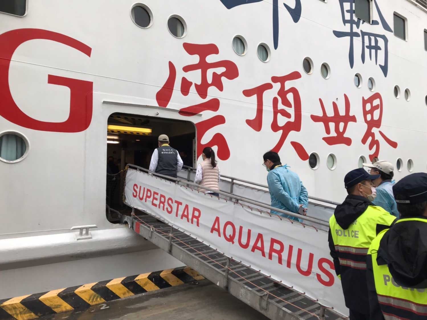 寶瓶星號郵輪當初檢疫採高標準,衛福部長陳時中(左一)率隊登船,有症狀或就診過一律採檢,最後全部陰性才下船。敦睦艦隊這次的檢疫規格,顯然遠遜於寶瓶星號。(基隆港分公司提供)