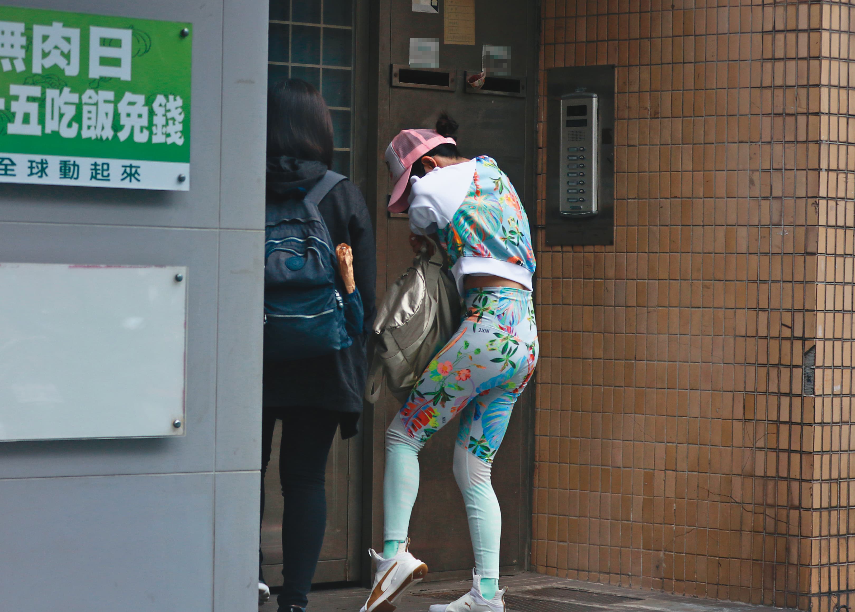 4月15日15：41下半身非常緊繃，林依晨的一舉一動都不像有喜的孕婦。