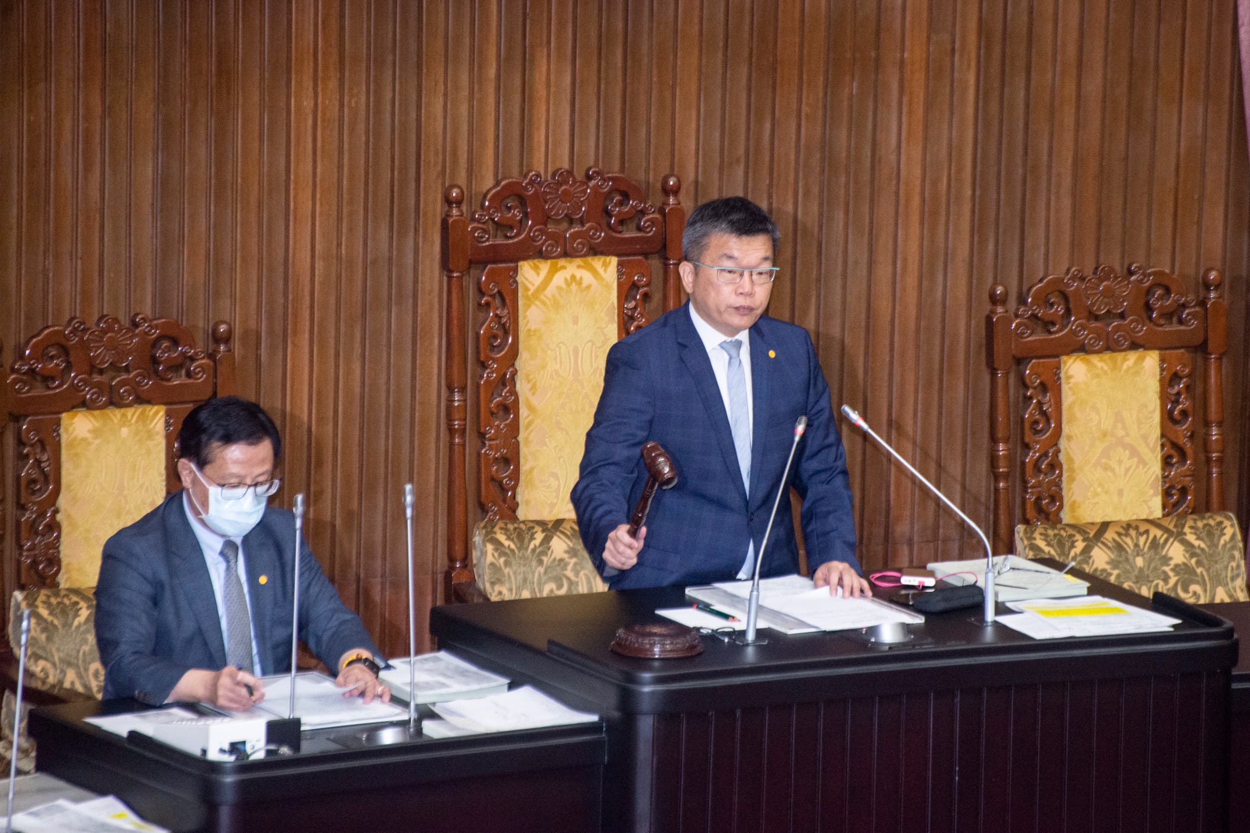 立法院三讀《嚴重特殊傳染性肺炎防治及紓困振興特別條例》修正案,增加特別預算規模至2100億元。