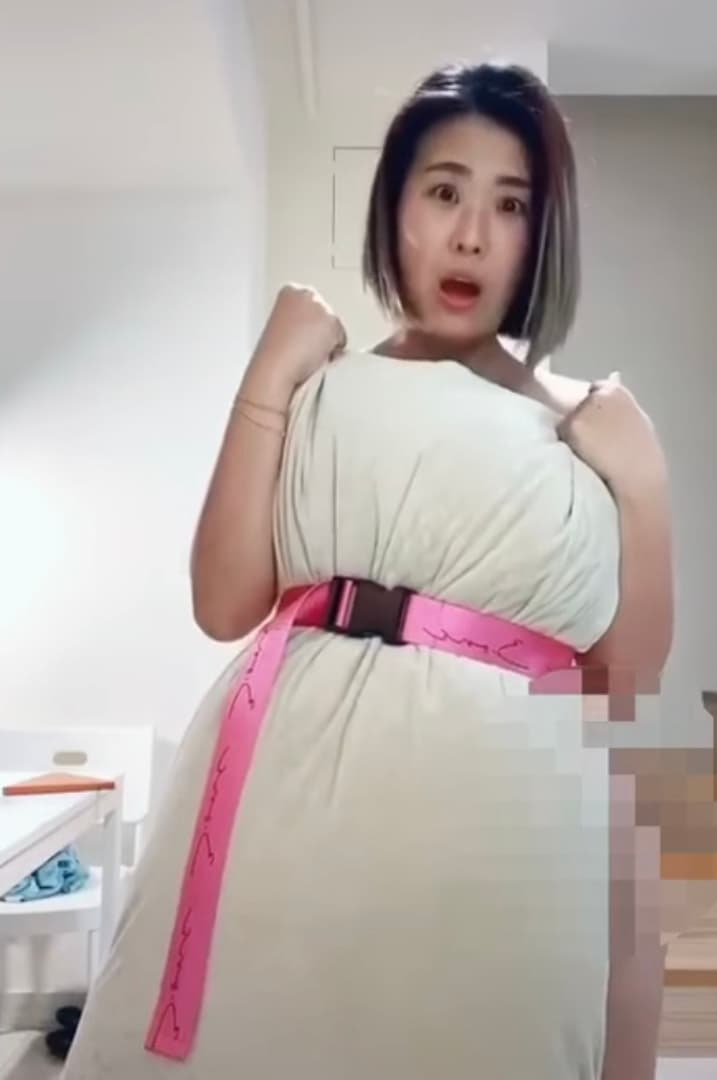 網紅木星挑戰枕頭時尚失敗,意外走光。(圖/翻攝自木星臉書)