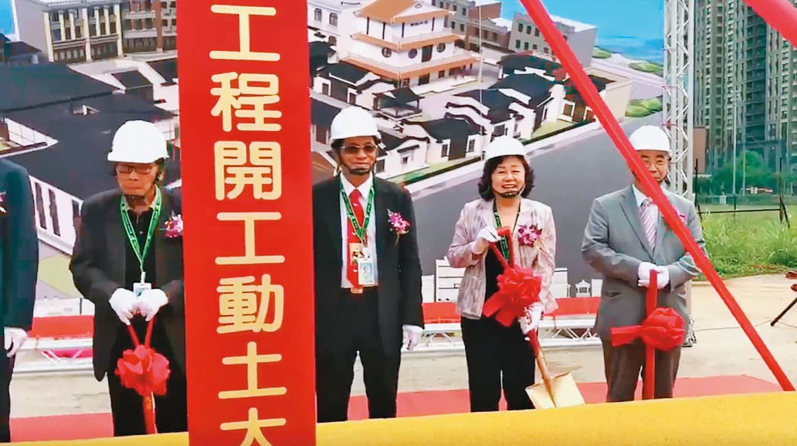 民視影城工程2018年6月風光開工，郭倍宏、王明玉聯袂出席，但郭去年卸任董座後就已停工。（翻攝民視娛樂臉書粉專）