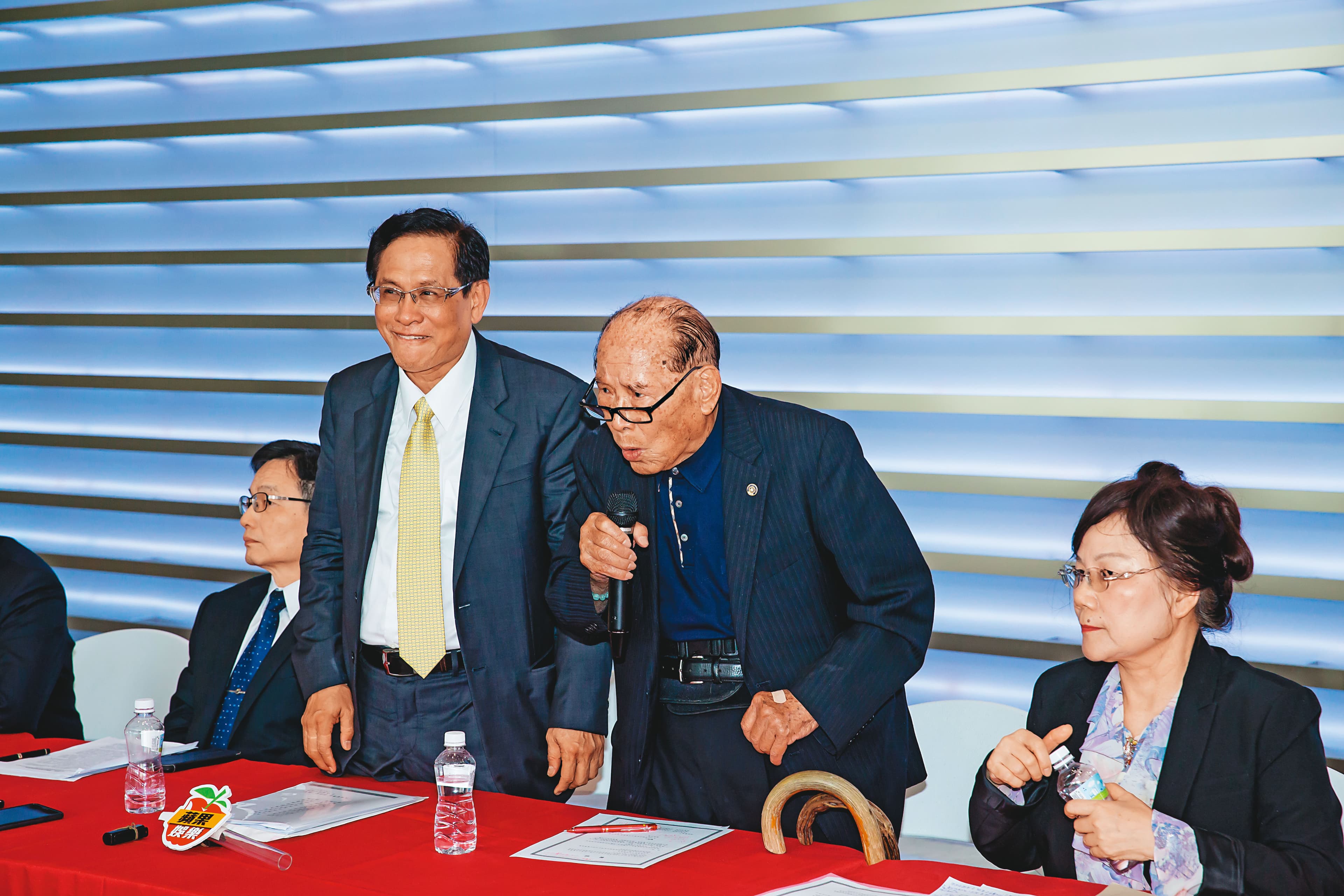民視前董事長田再庭（右）是力挺郭倍宏（中）的關鍵力量。