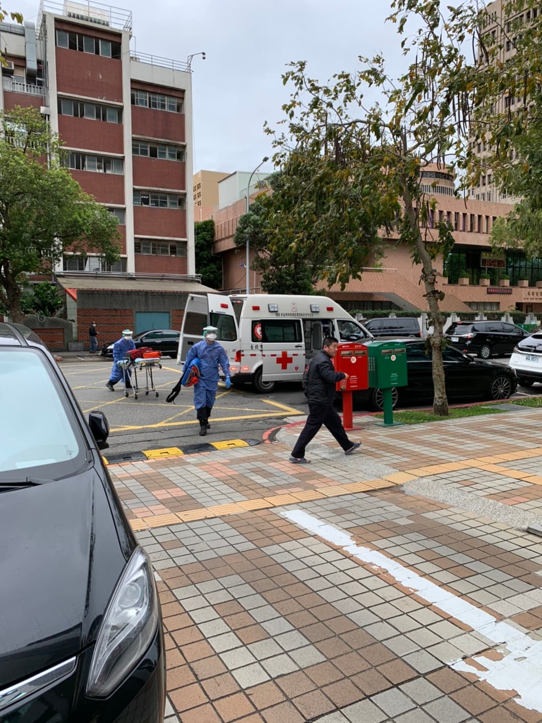 一早就有救護車到立法院中興大樓。(讀者提供)