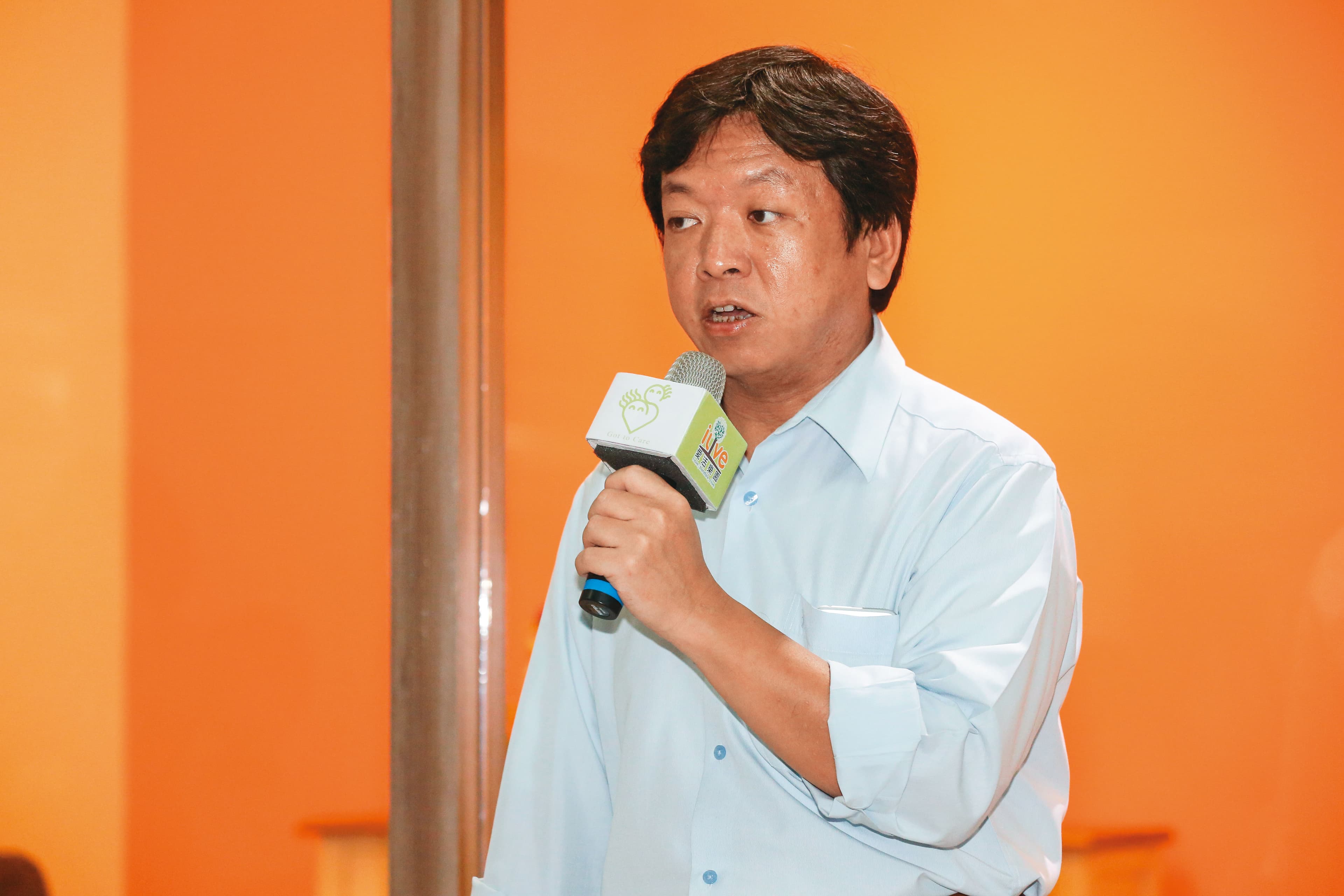 曾任台北市社會局長的台大醫師許立民認為,社工工作環境要變好,必須把其他資源也補上來。