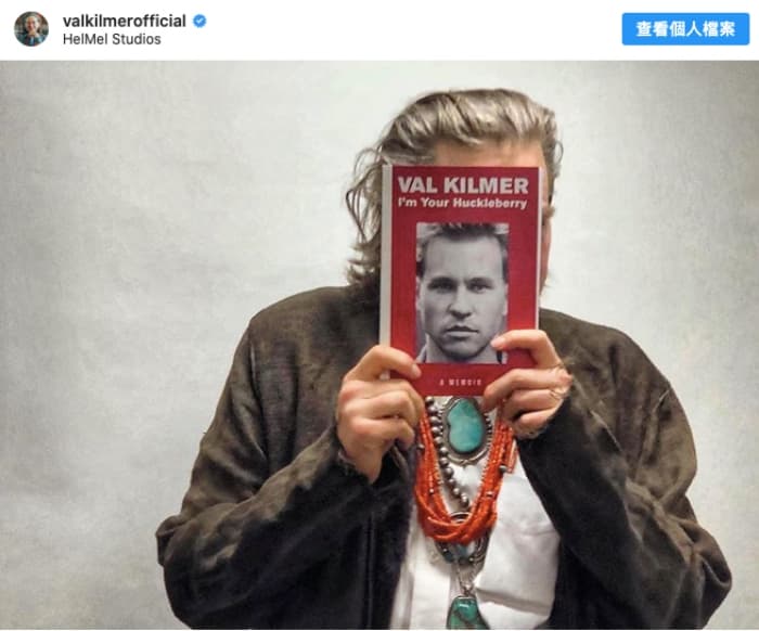 手持自傳《I’m Your Huckleberry》的方基墨。(翻攝自Val Kalmer官方Instagram)