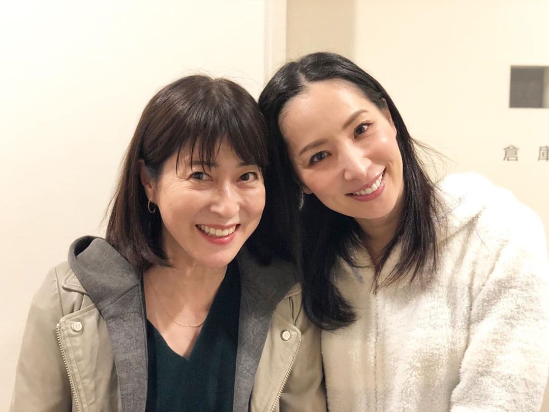 岡江久美子(左)在2月時曾去看好友真飛聖的舞台劇,兩人開心合照。(翻攝真飛聖IG)