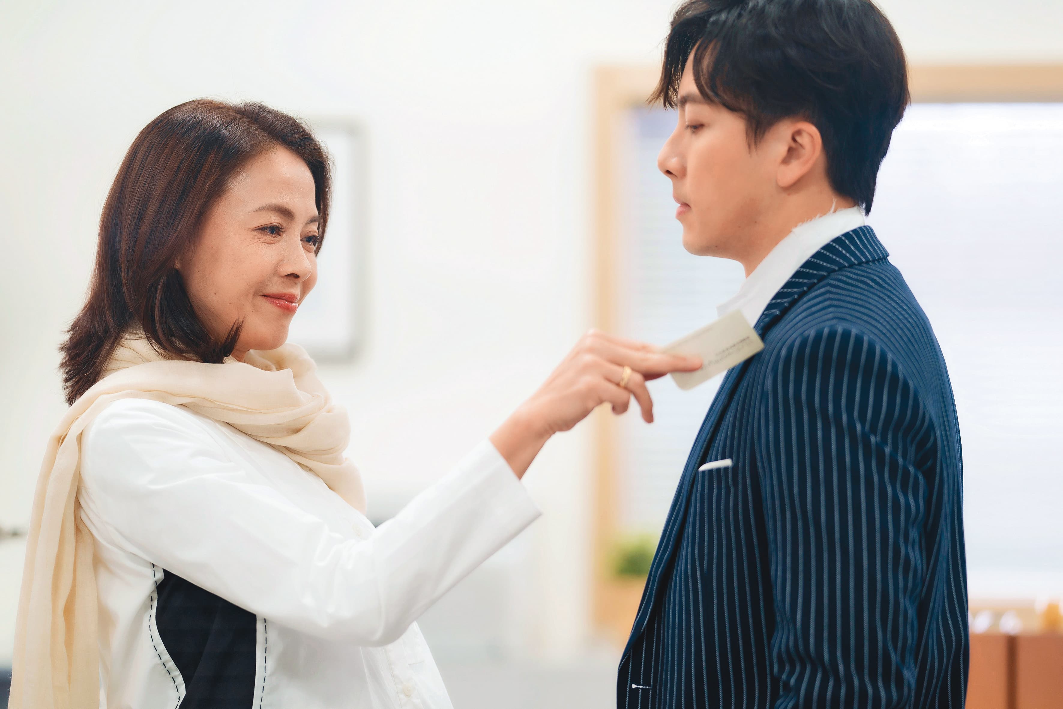 坤達（右）在新戲《姊妹們追吧》1人面對4女追。左為柯淑勤。（東森提供）