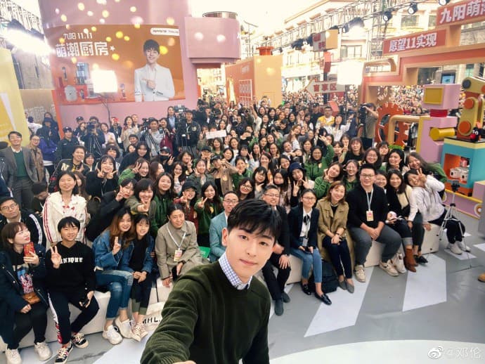 鄧倫今年27歲，因電視劇和真人秀累積許多粉絲，小豬的真人秀也傳出遭他取代。（翻攝自鄧倫微博）