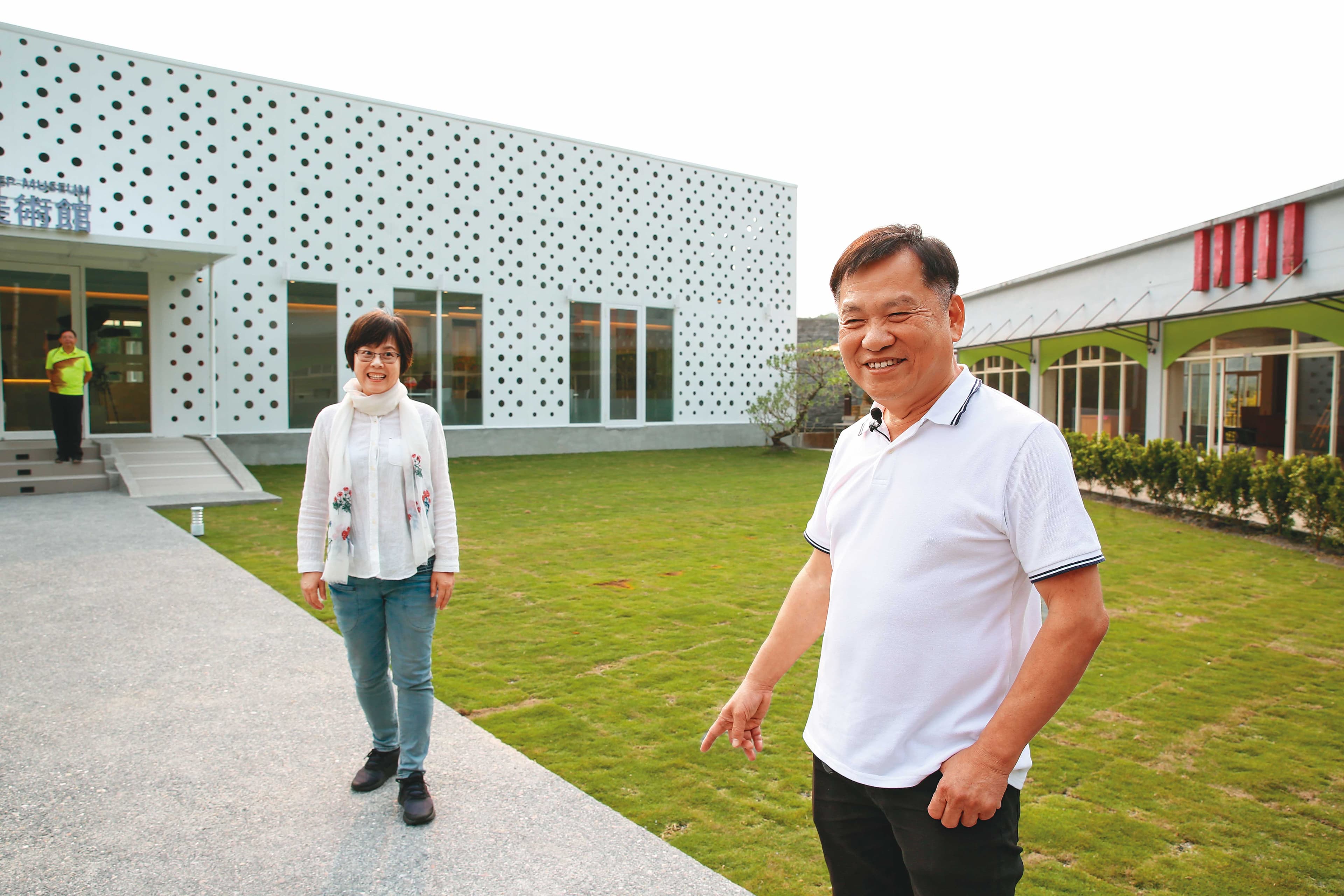 戴勝益(右)與妻子劉採卿(左)有共同興趣,每週都會到工作室作畫。