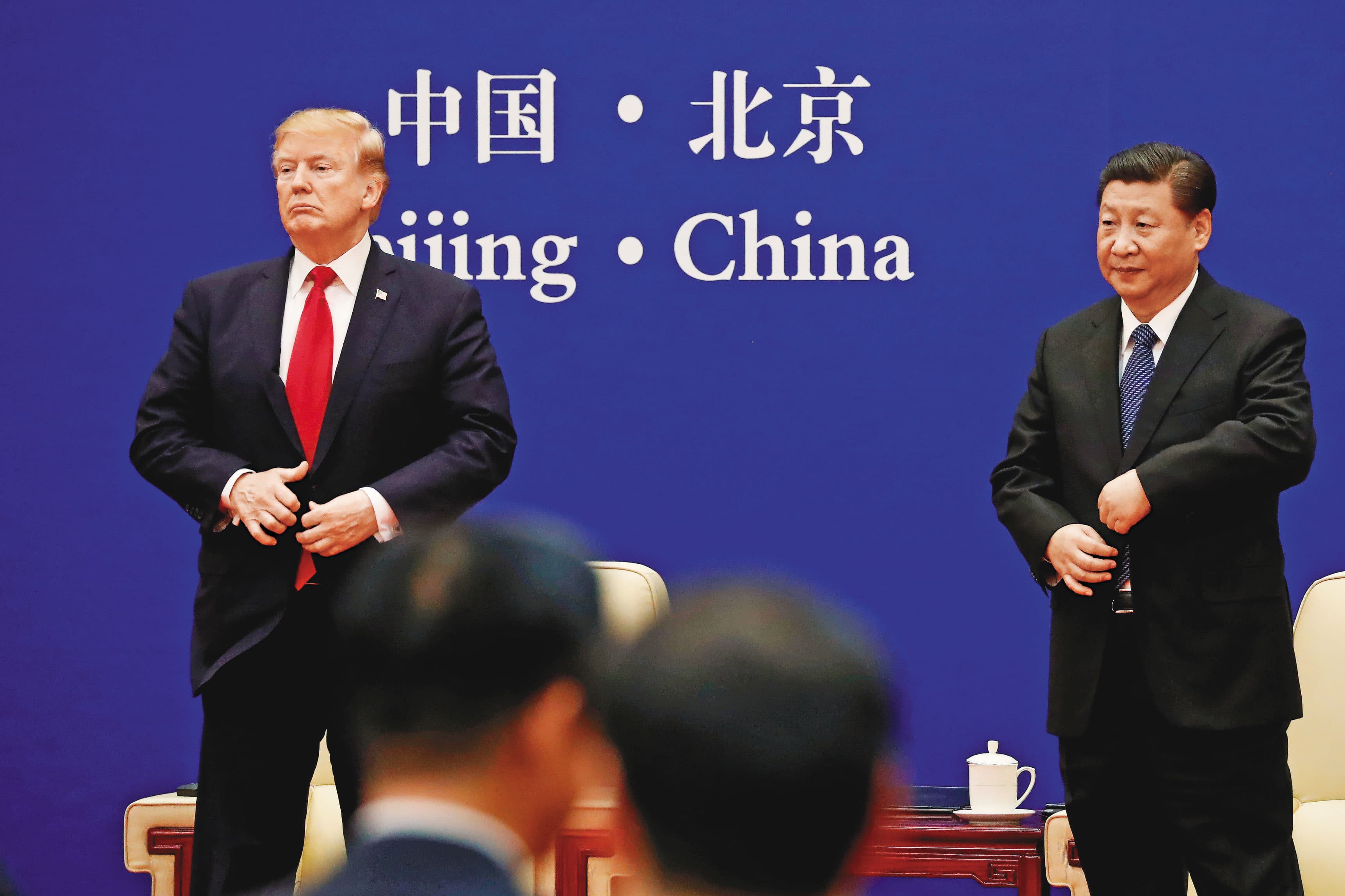 專家表示,除了新冠疫情,今年仍存在許多風險,例如美中貿易戰。圖左為美國總統川普、右為中國主席習近平。(達志影像)