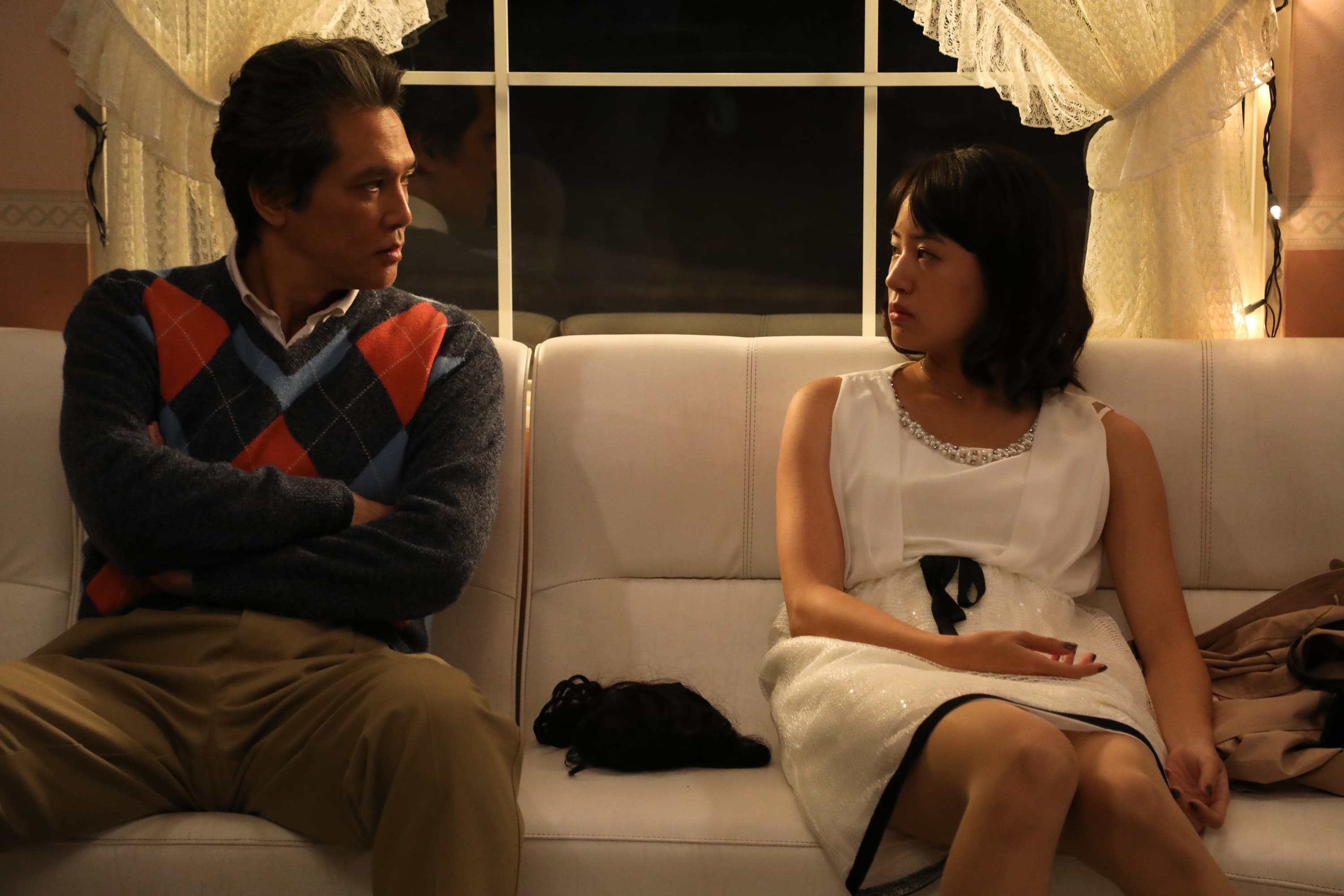 一個家族的獨子去世,爸爸不想再婚生子,女兒也不願招贅女婿,但家業總要有人接班,父女兩人陷入兩難。(華映)