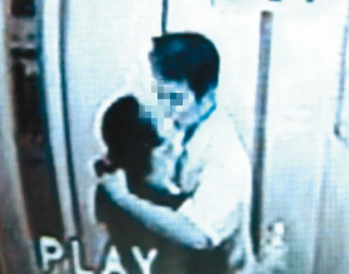 華女赴死前,與許男在電梯內深情擁吻訣別,畫面令人鼻酸。(翻攝自畫面)