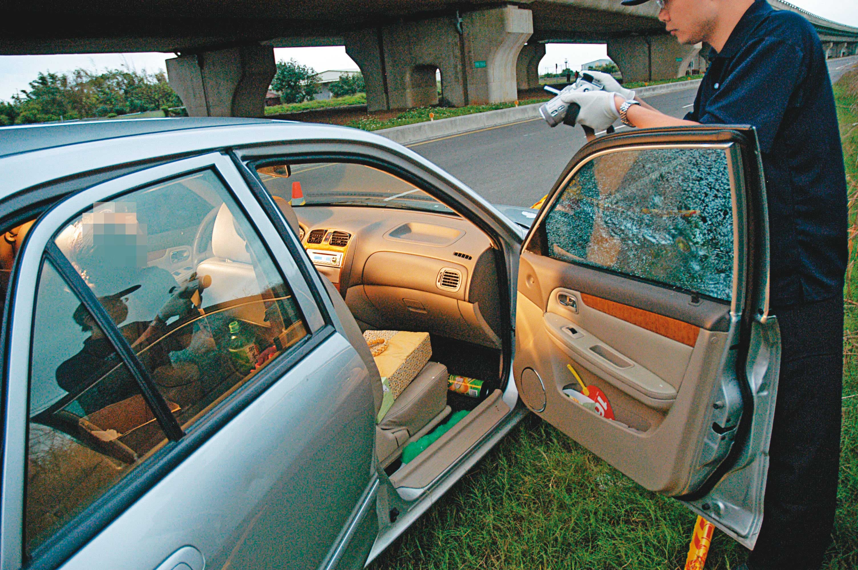 鑑識人員發現彈殼落在車內,死者毫無反抗跡象,直覺案情不單純。(翻攝自畫面)