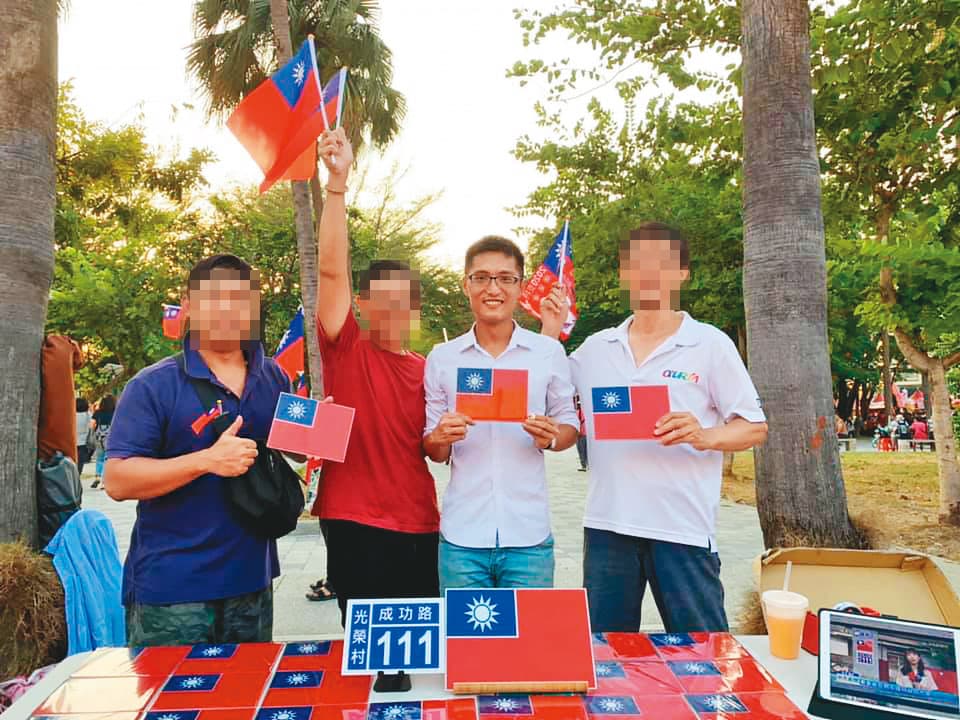 陳品宏(右2)自製微電影引發迴響,影片中的國旗門牌連帶變成熱門商品。(翻攝臉書)