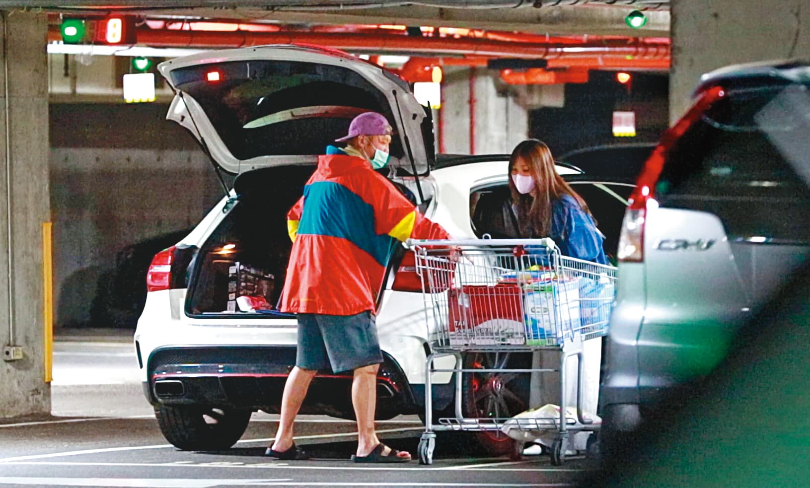 12:39 KID一路把購物車推到自己的白色賓士旁,女友隨後幫忙把東西裝上車。