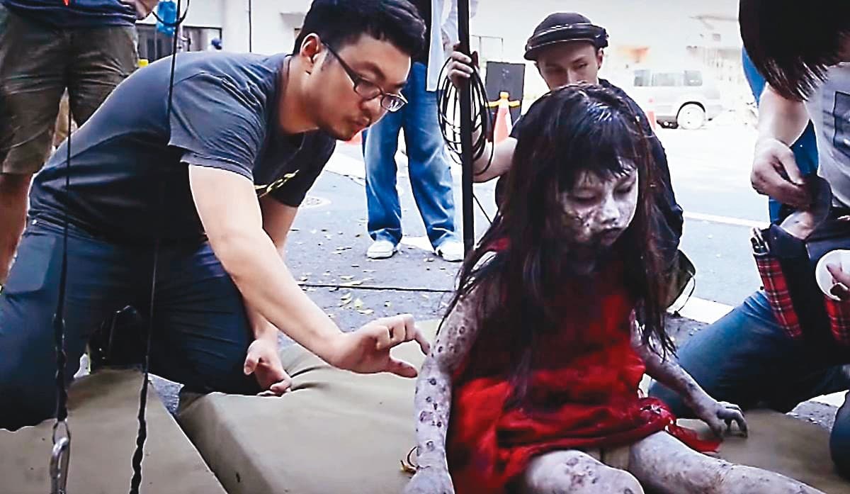 瀚草以恐怖驚悚電影《紅衣小女孩》打出知名度,三部曲製作累積豐富經驗。(翻攝自《紅衣小女孩》幕後花絮)