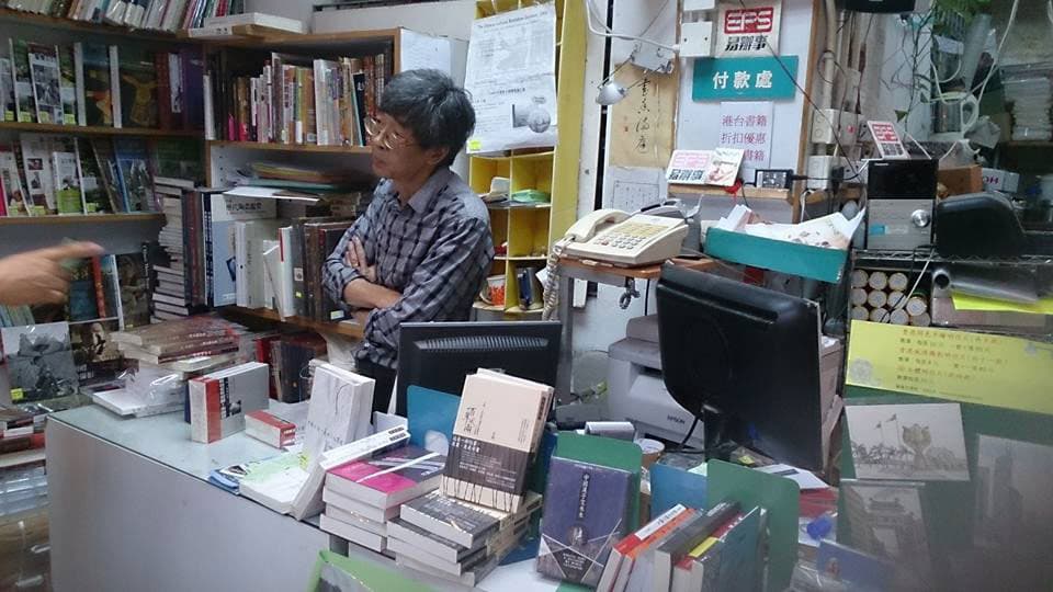 舊時的銅鑼灣書店常有陸客蒞臨買書,林榮基常被委託代為挑書,他說當時與客人交流書籍優缺點,常常一談就是半小時起跳。(翻攝林榮基臉書)
