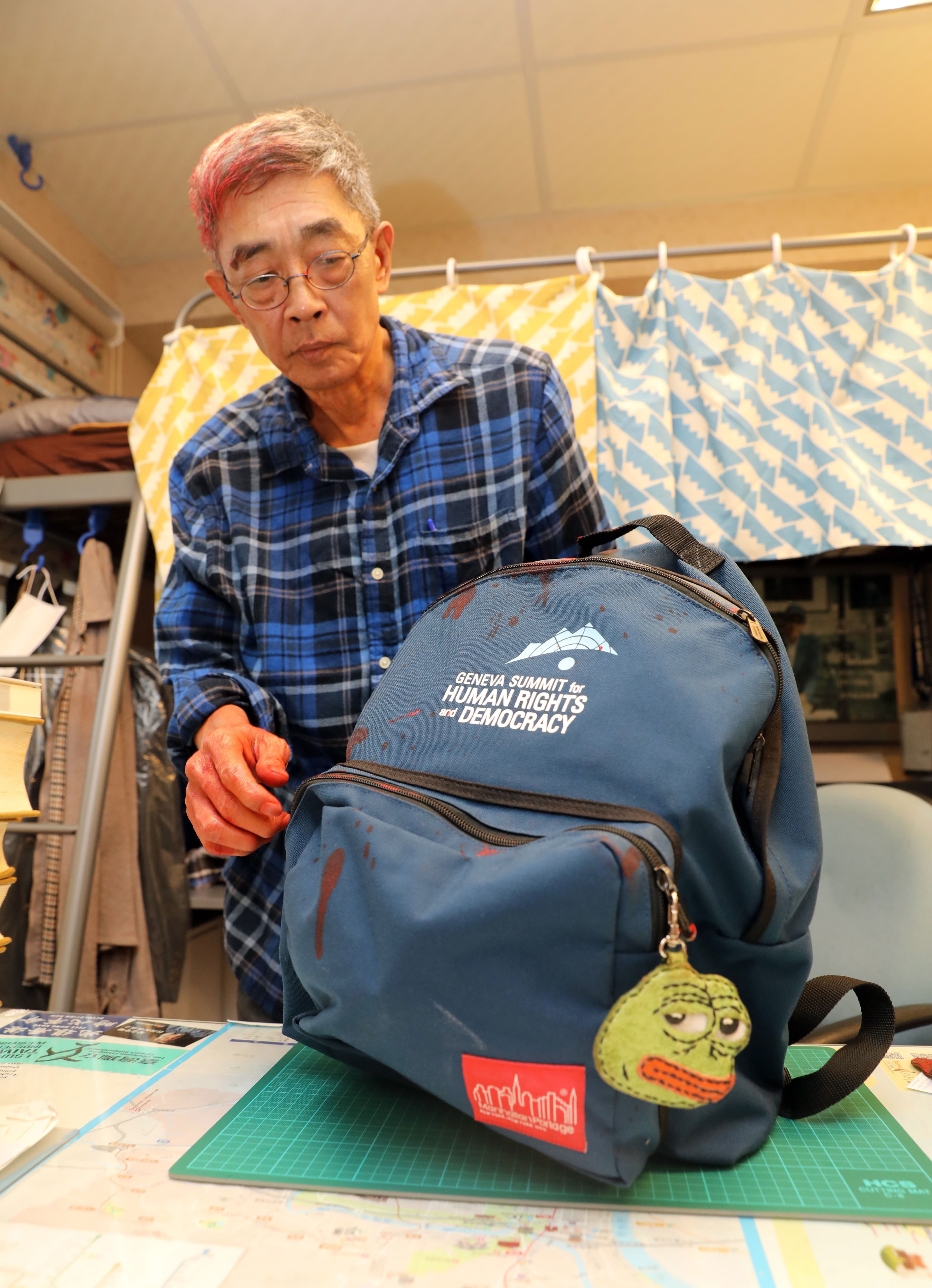 賣書佬的書包上有只搖頭晃腦的「pepe蛙」,那是一名年過7旬的香港婆婆親手縫製的。