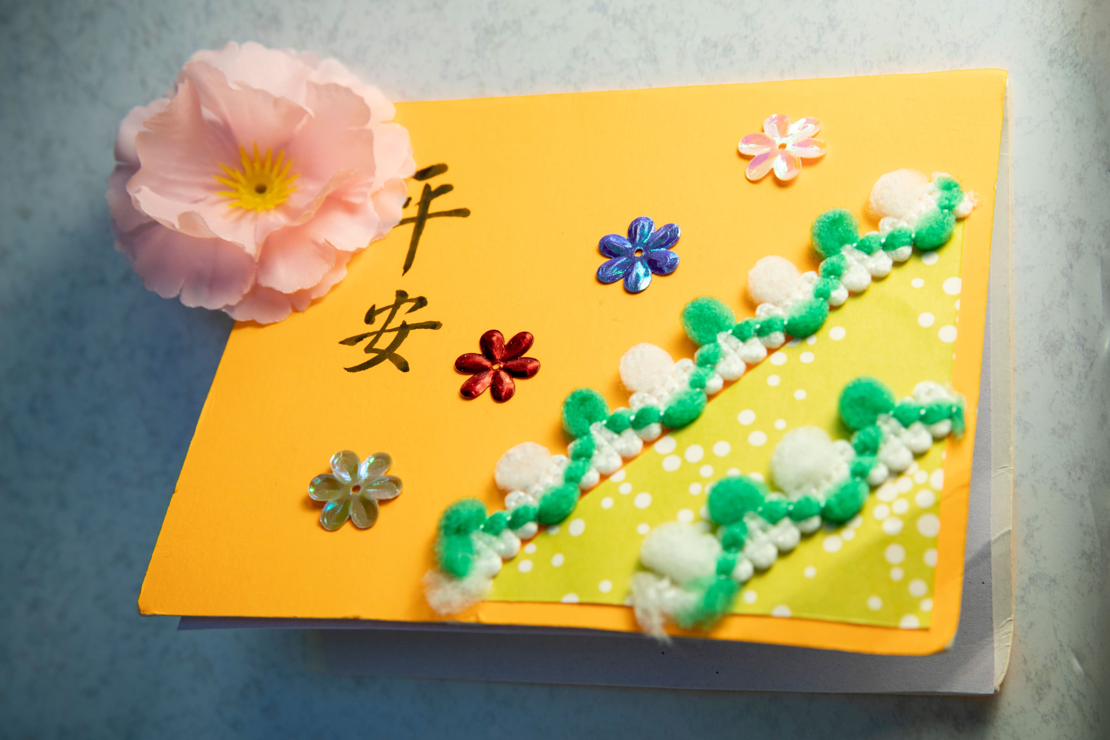 書店牆上貼著平安卡,打開是一段約翰福音:「我留下平安給你們,我將我的平安賜給你們,我所賜的,不像世人所賜的,你們心裡不要憂愁,也不要膽怯。」