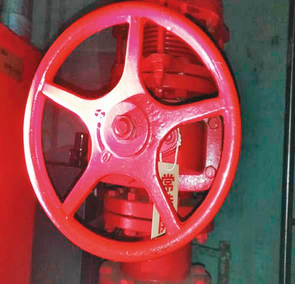 大樓的自動灑水設備主閘閥遭關閉。（翻攝畫面）