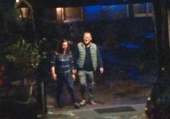 2020/04/16 22:16,董德堉(右)與凌婉真(左)一起泡完湯後,笑著走出烏來的溫泉會館。