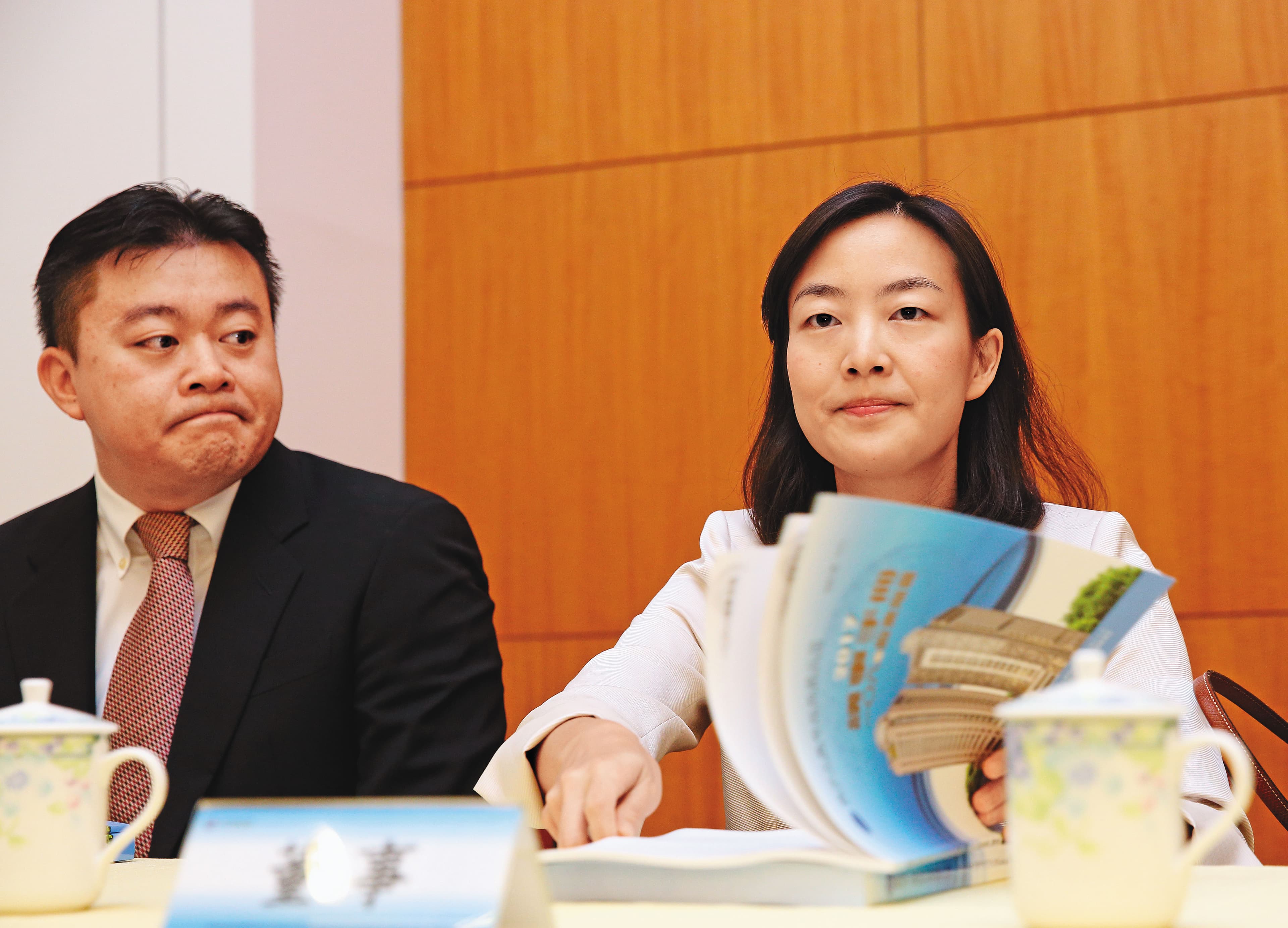 新冠肺炎疫情嚴重程度超乎蔡佩君(右)想像,也成為她接任寶成執行長以來最大難關。