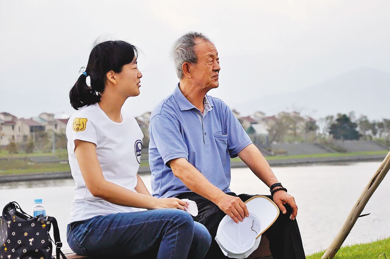 蔡佩君(左)接班8年,寶成創辦人蔡其瑞(右)已完全退休交由二代管理。(資料照片)