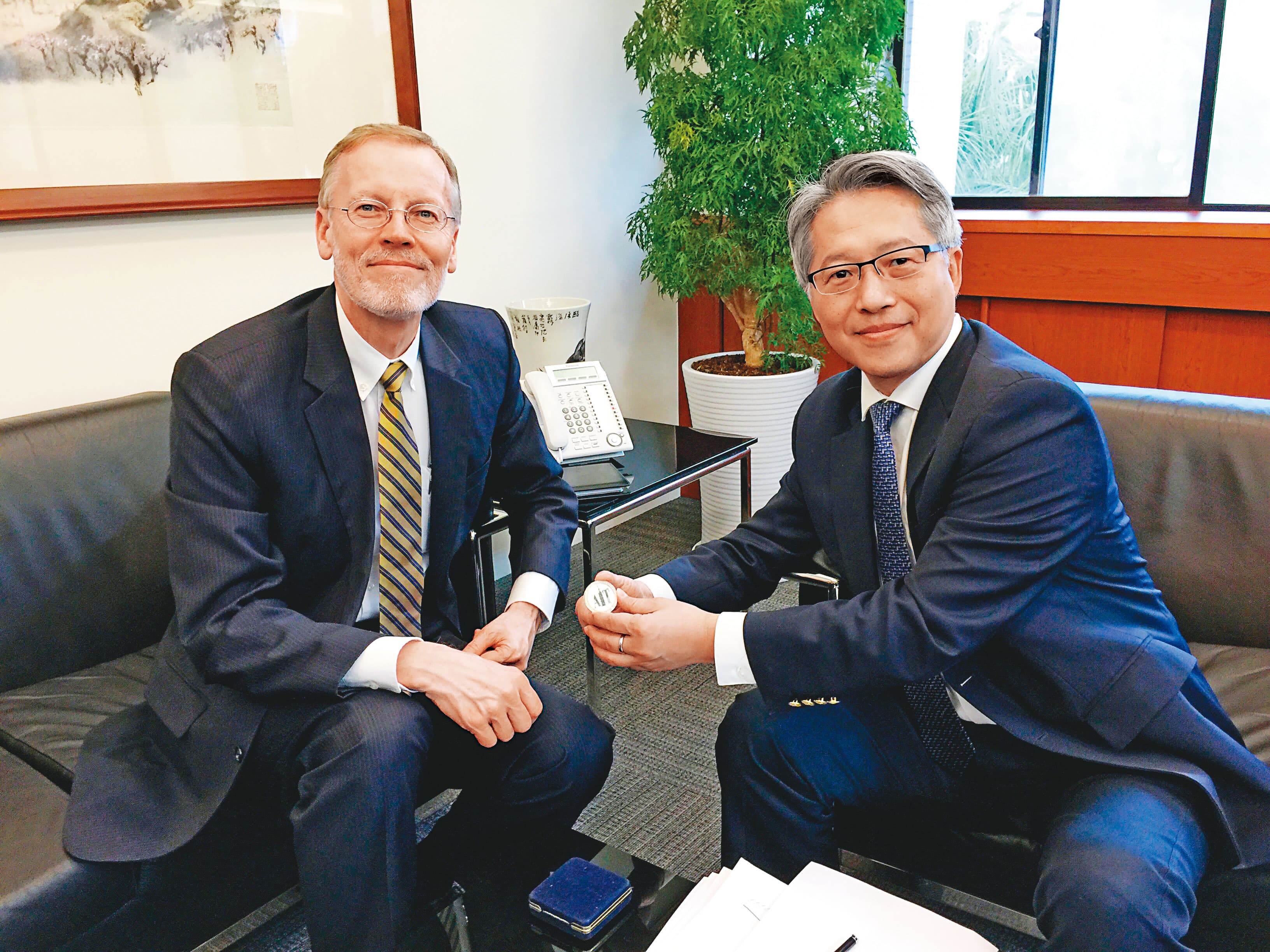AIT處長酈英傑(左)3月17日拜會中研院長廖俊智(右)洽談雙方合作,更對中研院研發的快篩試劑印象深刻。(中研院提供)