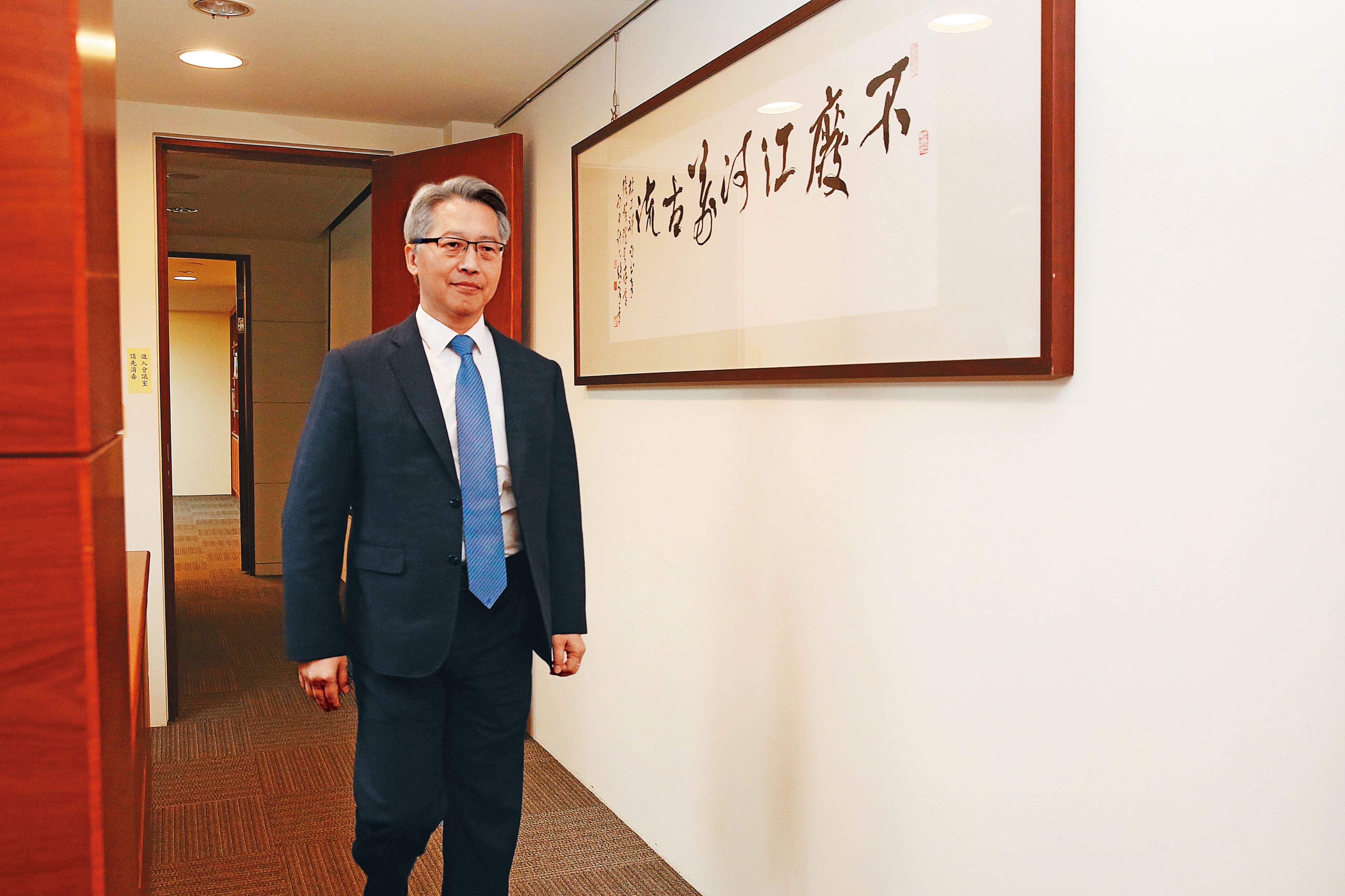 廖俊智自信中研院「不是頂尖的研究不做」,他的院長辦公室牆上還掛著杜甫「不廢江河萬古流」的字畫,出自嶺南畫派名家歐豪年之手。