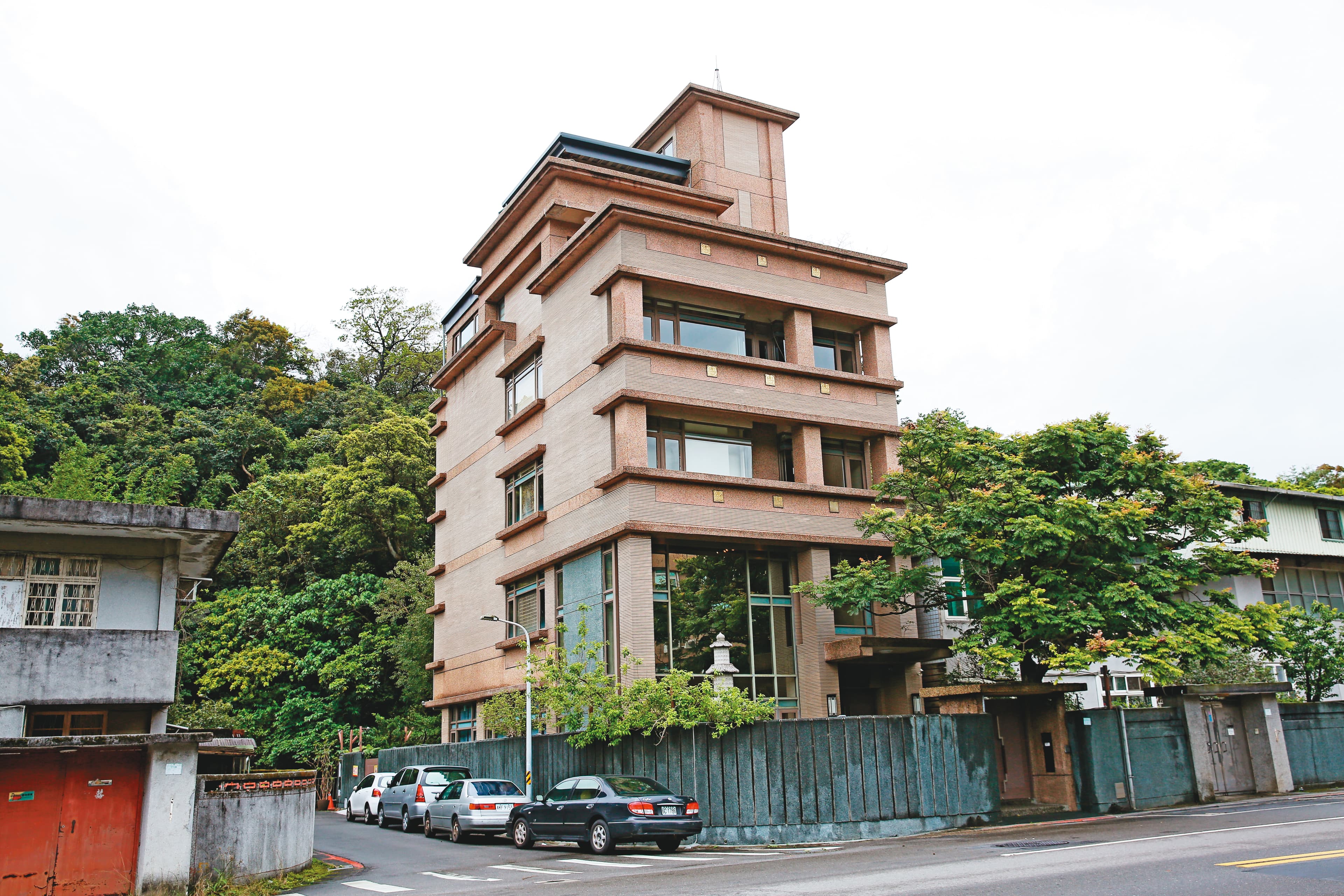 陳國恩位於北市內湖區的5層樓高獨棟豪宅,價值上億元,在爆發涉嫌詐欺後,突然脫手售出。