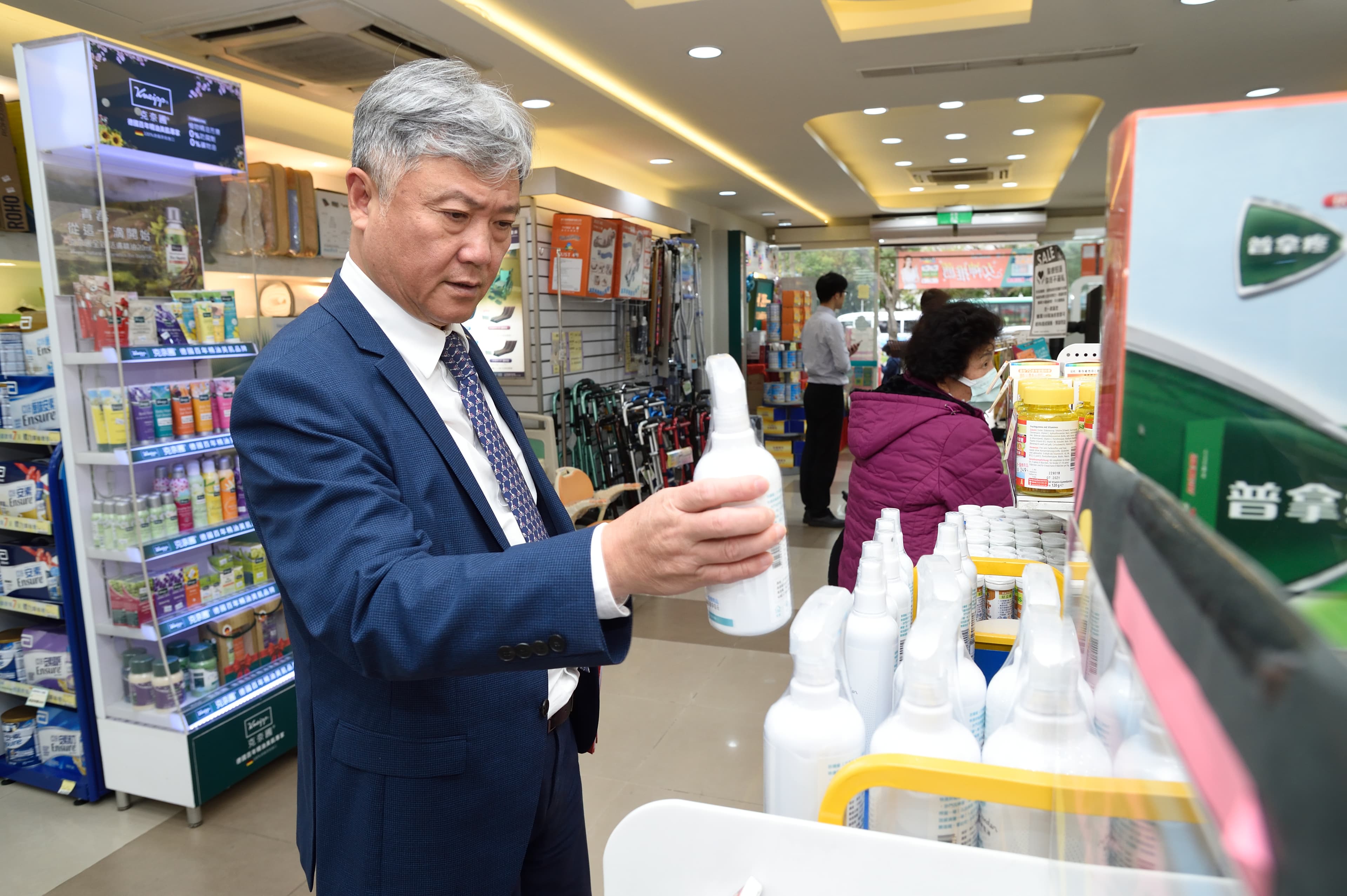 武漢肺炎疫情持續延燒,總經理蔡德忠持續加強門市防疫商品備貨量。