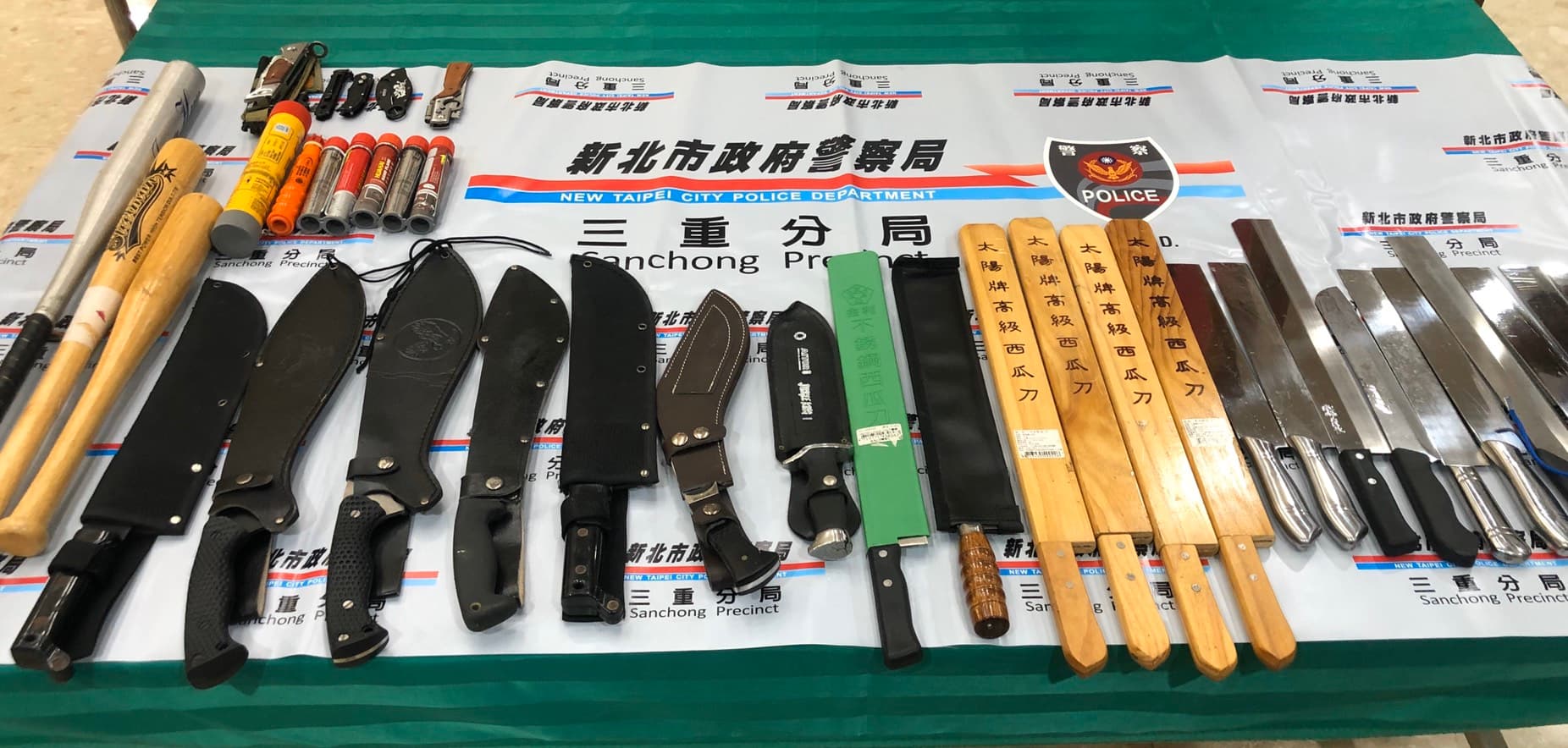 警方在葉嫌堂口搜出大批刀、棍、信號彈及本票等贓證物。(翻攝畫面)