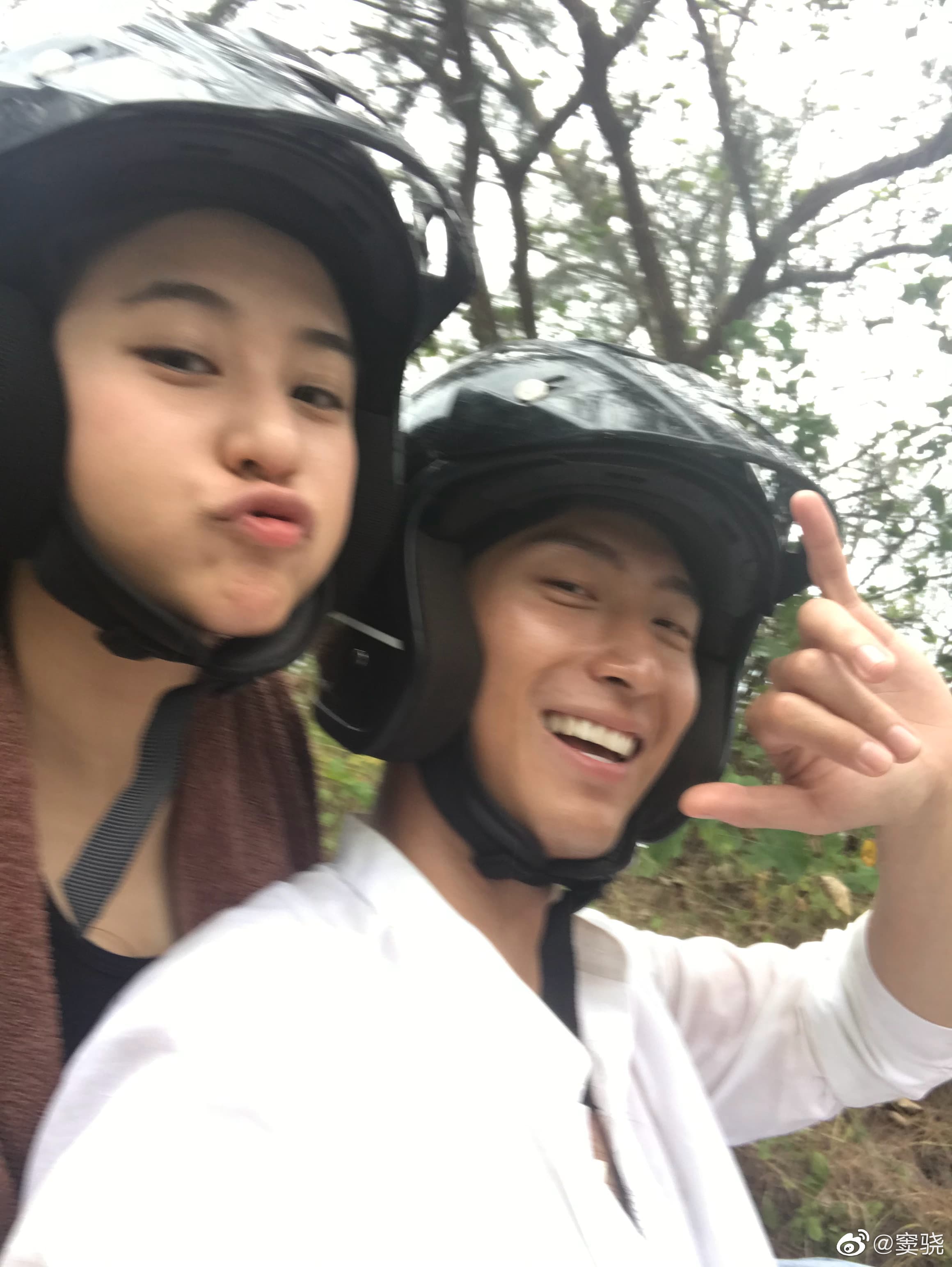 竇驍與何超蓮黏TT,兩人到處旅遊。(翻攝自竇驍微博)