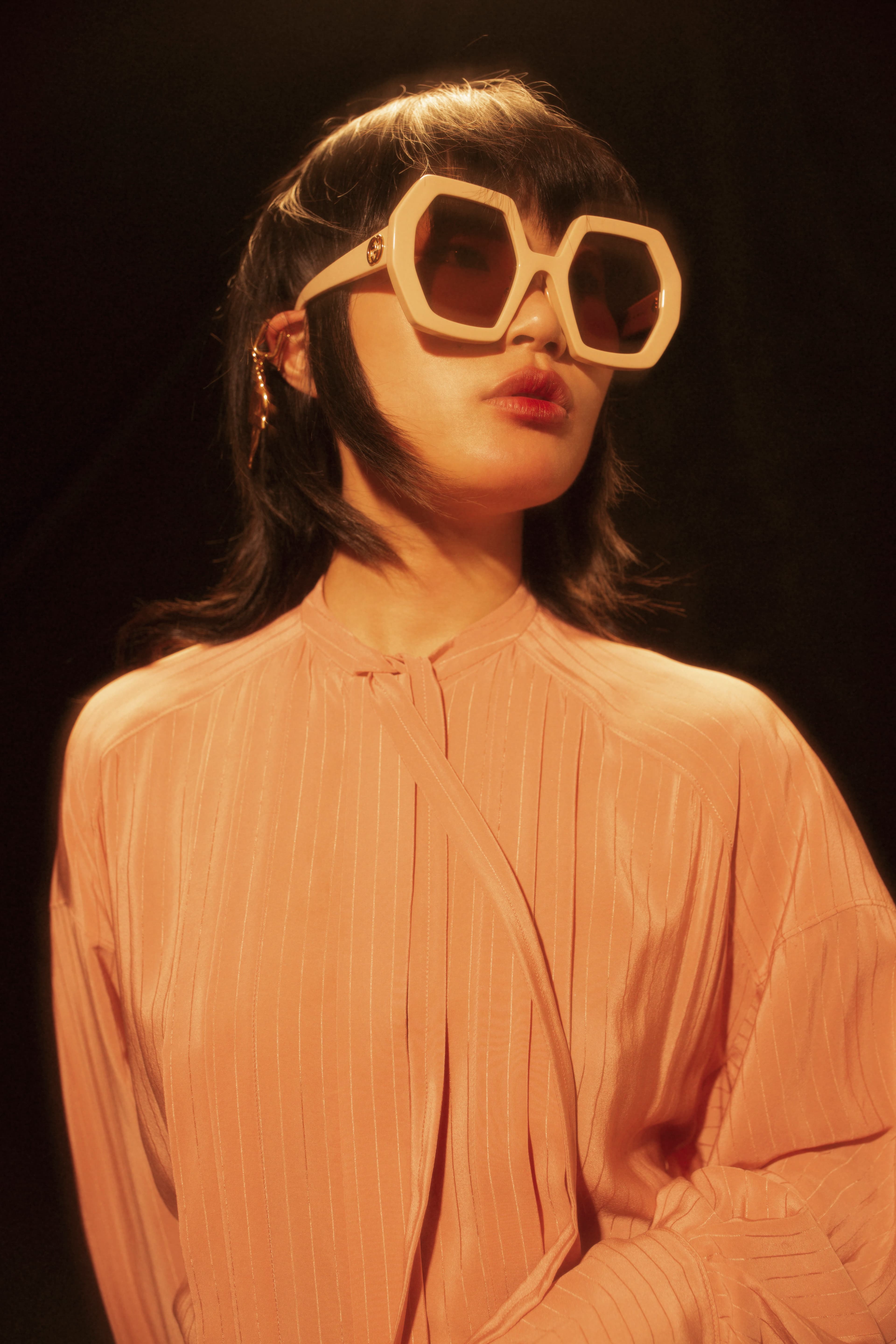 特大膠框太陽眼鏡 NT$17,000 by GUCCI、金色耳環 NT$14,100 by Chloé、粉色繫帶洋裝 NT$114,600  by Chloé。