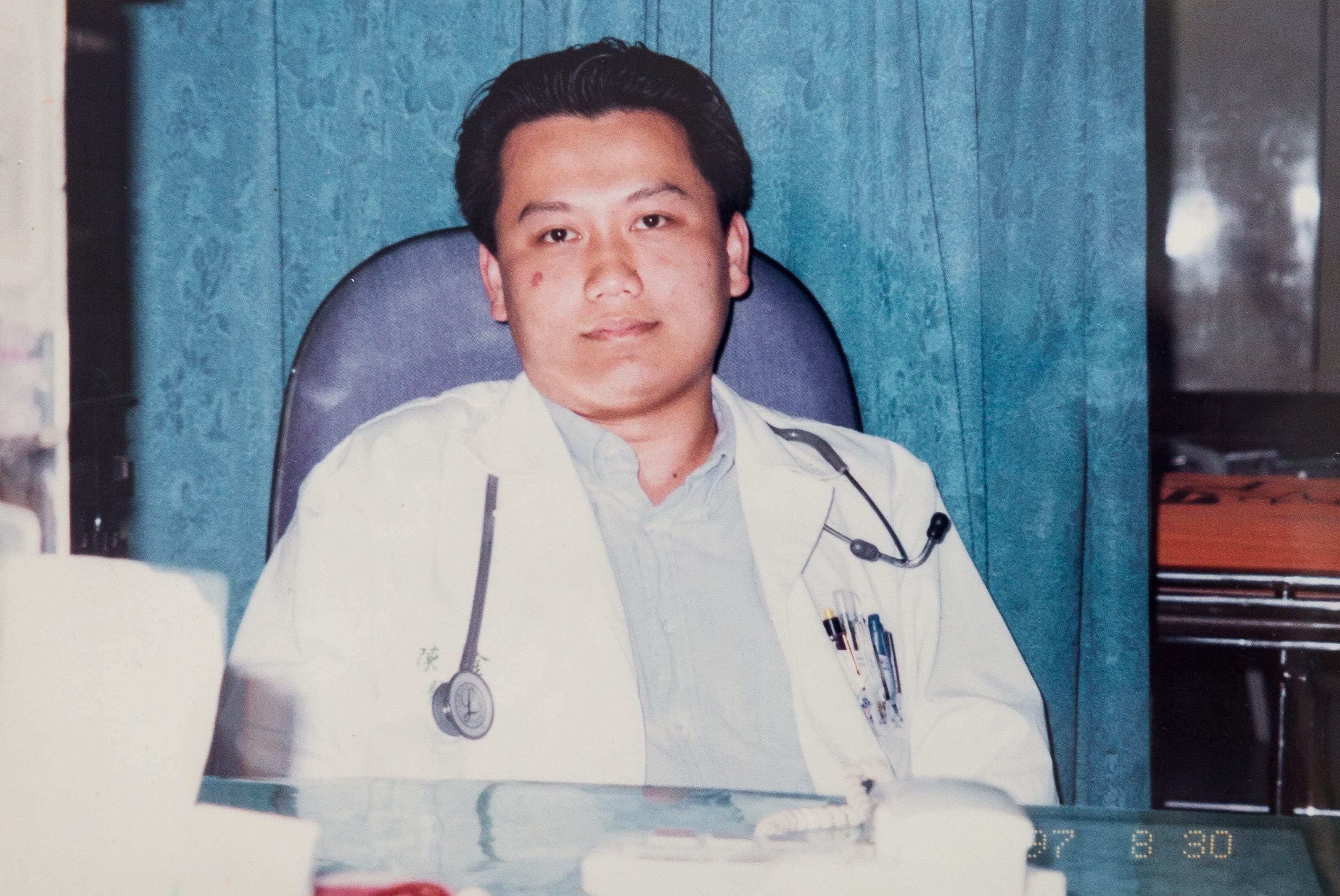 1998年陳志金於台大醫院擔任實習醫師(陳志金提供)