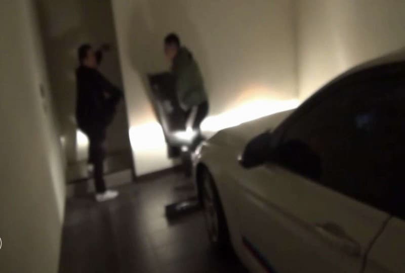 警方在摩鐵準備攻堅,不料張男涉嫌縱火燒摩鐵,與警方對峙。(讀者提供)
